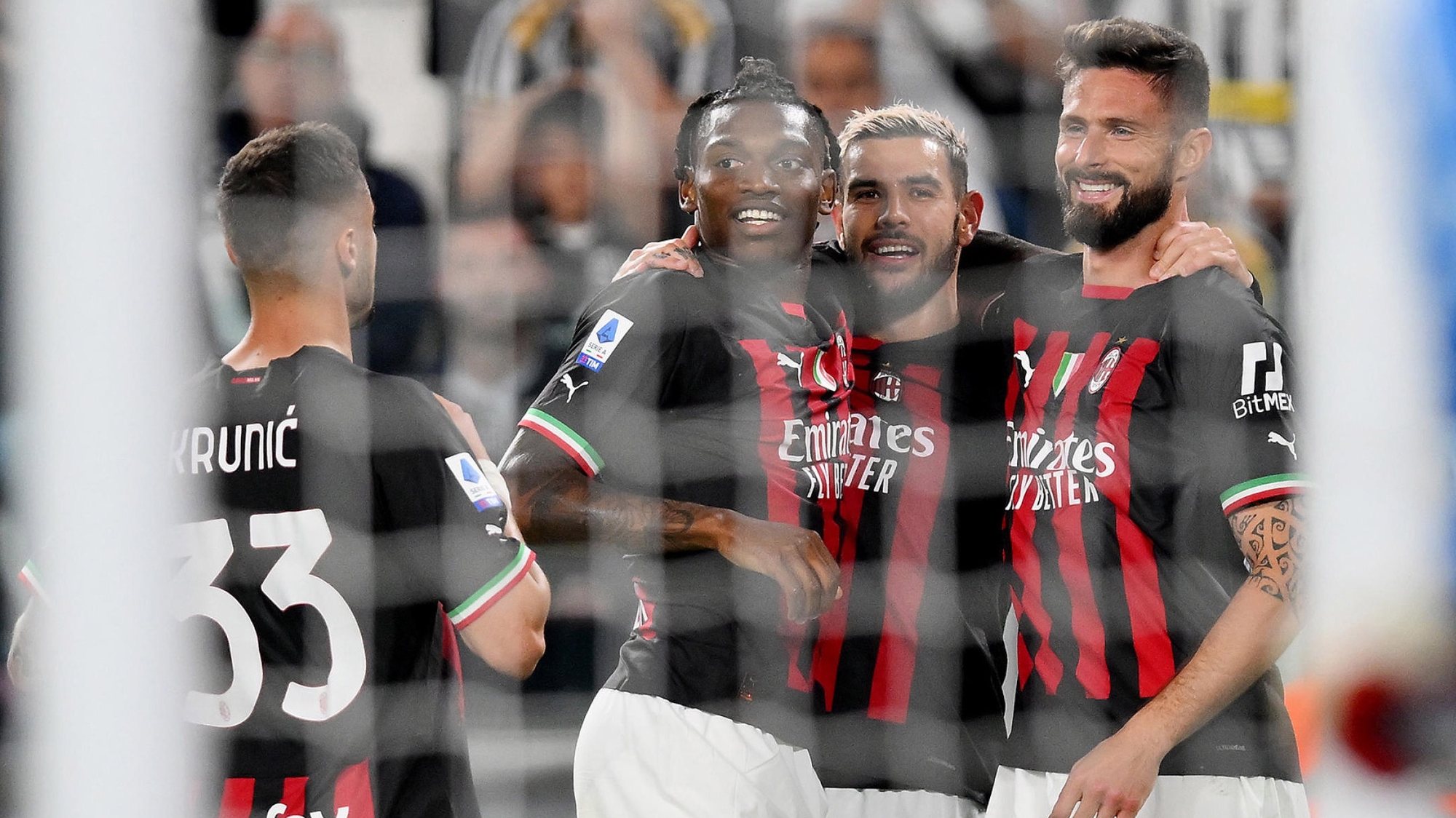 epa10661056 Milan&#039;s Olivier Giroud (R) celebrates with his teammates after scoring the 0-1 goal during the Italian Serie A soccer match between Juventus FC and AC Milan, in Turin, Italy, 28 May 2023.  EPA/ALESSANDRO DI MARCO