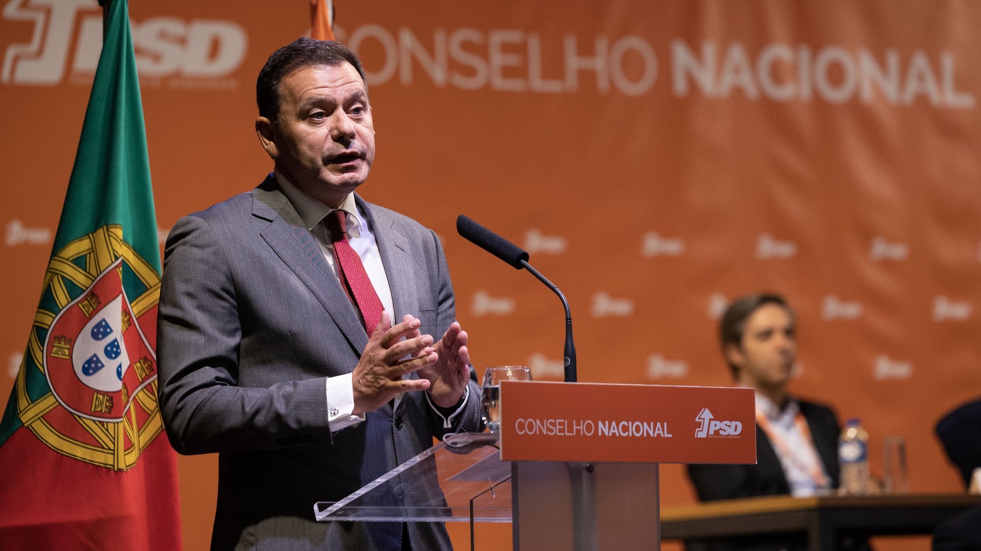 Luís Montenegro, presidente do Partido Social Democrata (PSD), discursa durante a reunião do Conselho Nacional do partido, na Maia, 10 de outubro de 2023.  JOSÉ COELHO/LUSA