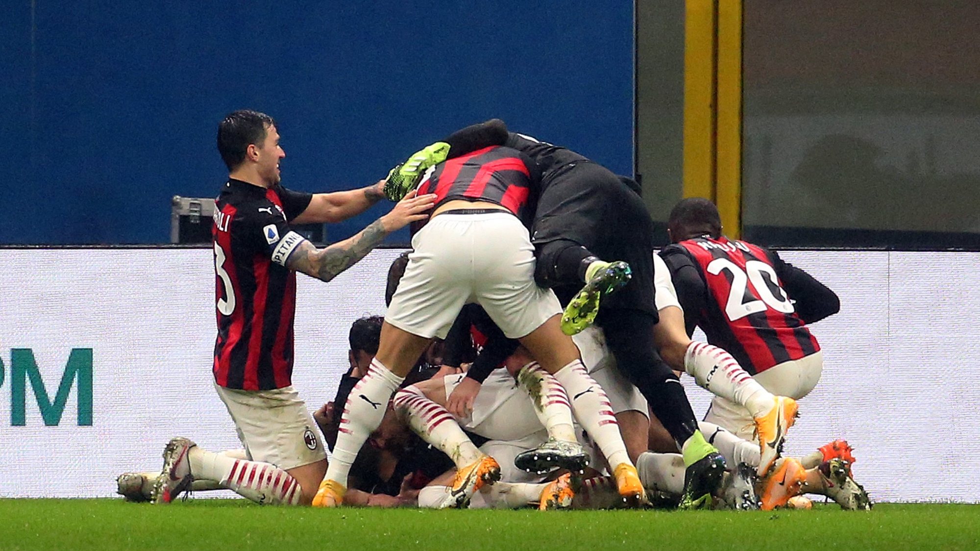 epa08901840 AC Milan players celebrate the 3-2 goal during the Italian Serie A soccer match between AC Milan and SS Lazio at Giuseppe Meazza stadium in Milan, Italy, 23 December 2020.  EPA/MATTEO BAZZI
