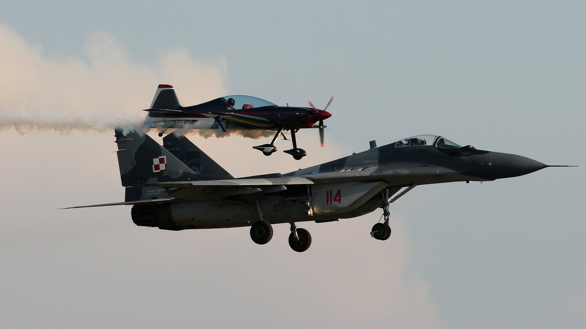 epa06167311 Polish Air Force Mig-29 fighter and &#039;XA-41&#039; performs during the annual air show in the second and final day of the Radom International Airshow at Radom&#039;s Sadkow Airport in Radom, Poland, 27 August 2017. The biggest aviation event in Poland presents more than 200 aircraft from 10 countries.  EPA/Jacek Turczyk POLAND OUT