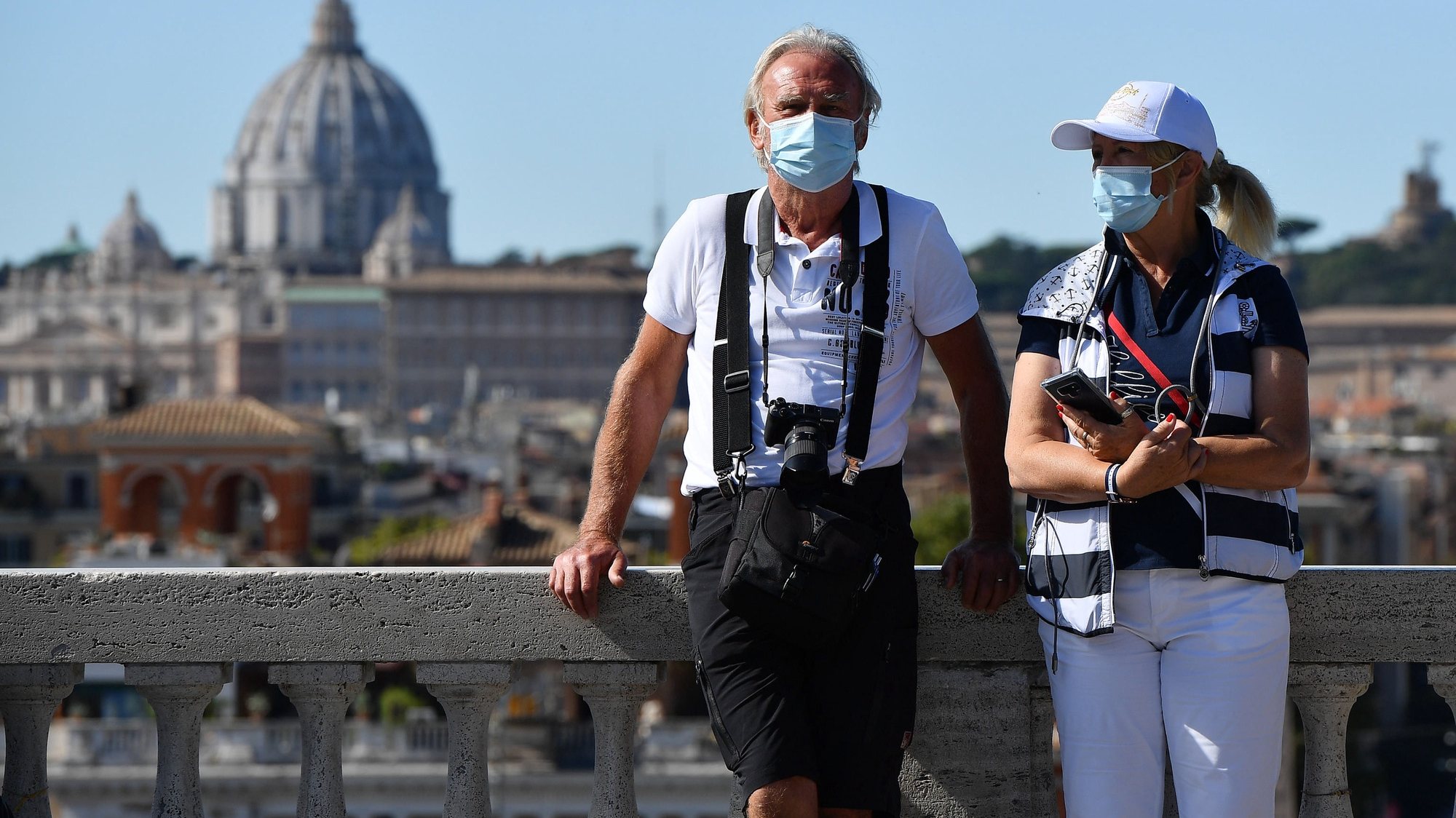 epa08729324 Tourists wearing protective face masks at the Pincio terrace in Villa Borghese Park, Rome, Italy, 08 October 2020. The Italian cabinet met to extend Italy&#039;s COVID-19 state of emergency until 31 January and approved a decree with new measures to combat the spread of the coronavirus.  EPA/ETTORE FERRARI