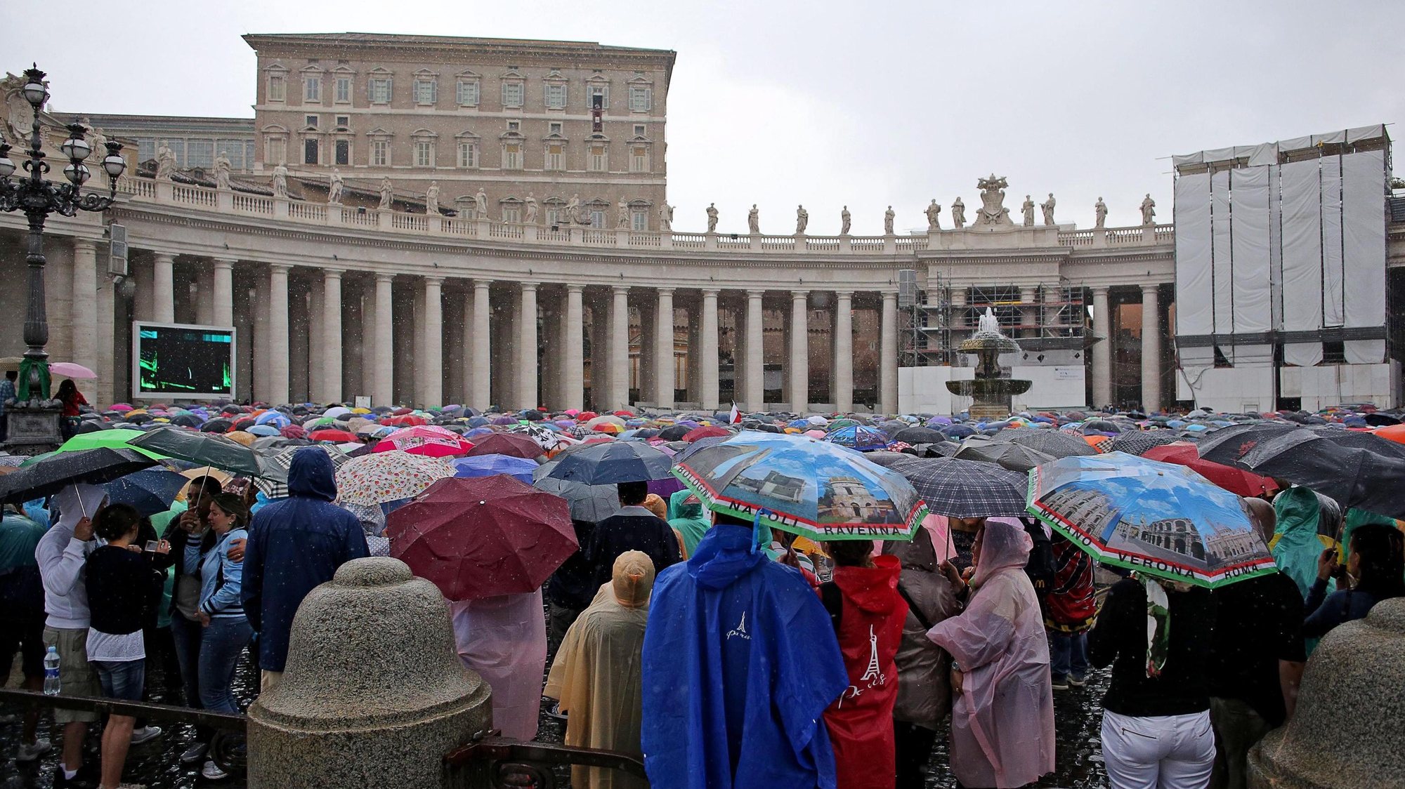 epa03868436 Faithful shelter from the rain while Pope Francis leads the Angelus prayer from the window of the Apostolic Palace, at Saint Peter&#039;s Square at the Vatican, 15 September 2013.  EPA/ALESSANDRO DI MEO