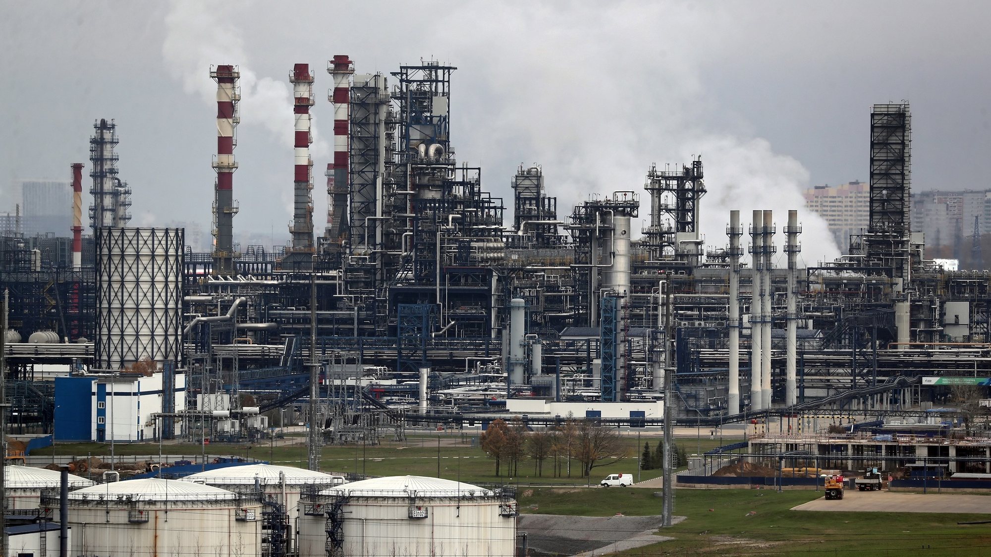 epa10269172 A view of the Gazpromneft MNPZ Moscow Petroleum Refinery JSC in Moscow, Russia, 27 October 2022. US officials reworks plan for Russia oil-price cap, following skepticism by investors and growing risk in financial markets.  EPA/MAXIM SHIPENKOV