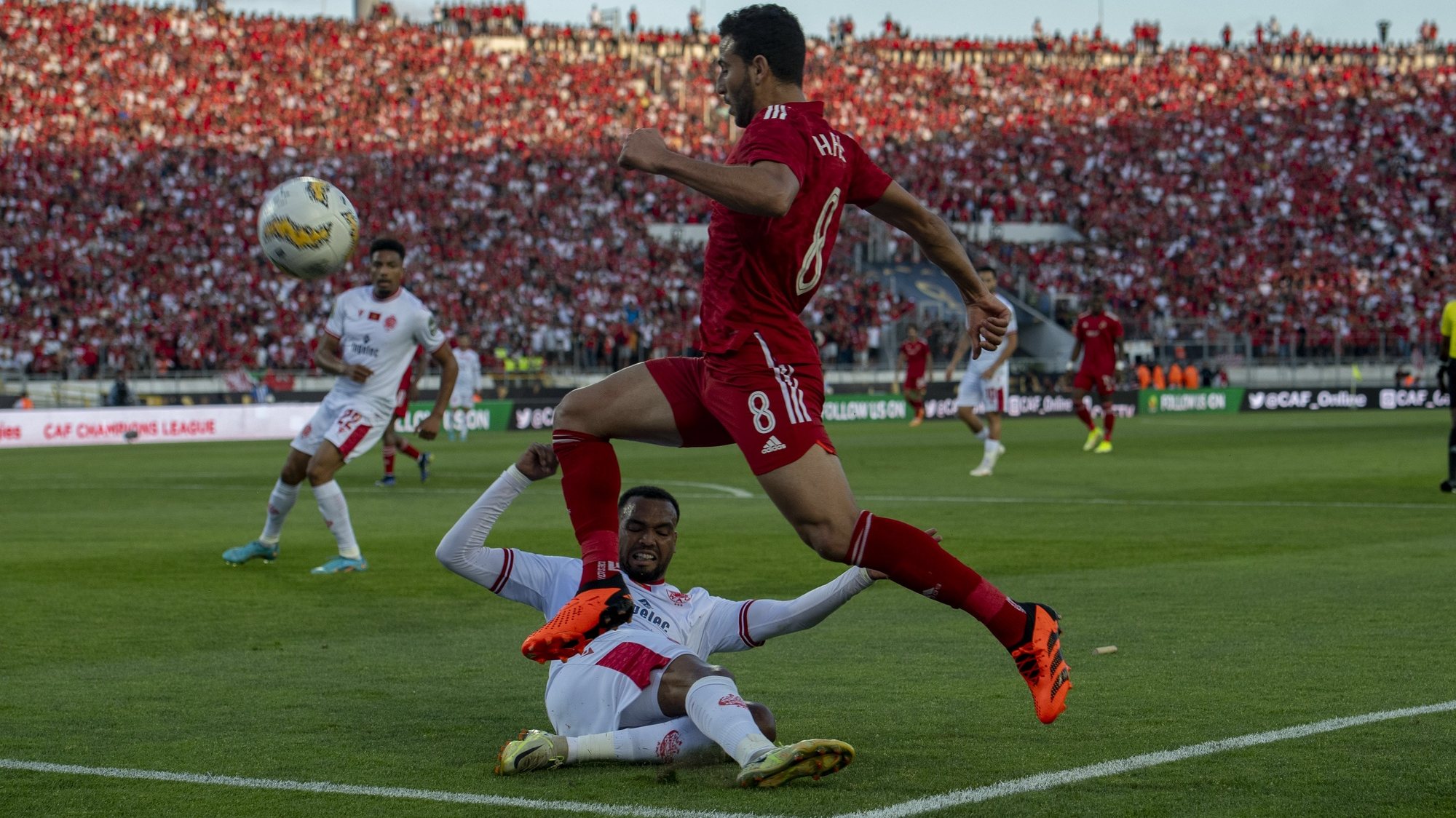 epa10685848 Wydad&#039;s Amine Farhane (L) and Al-Ahly&#039;s  Percy Tau (R) in action during the CAF Champions League final, 2nd leg soccer match between Al-Ahly and Wydad Casablanca in Casablanca, Morocco, 11 June 2023.  EPA/JALAL MORCHIDI