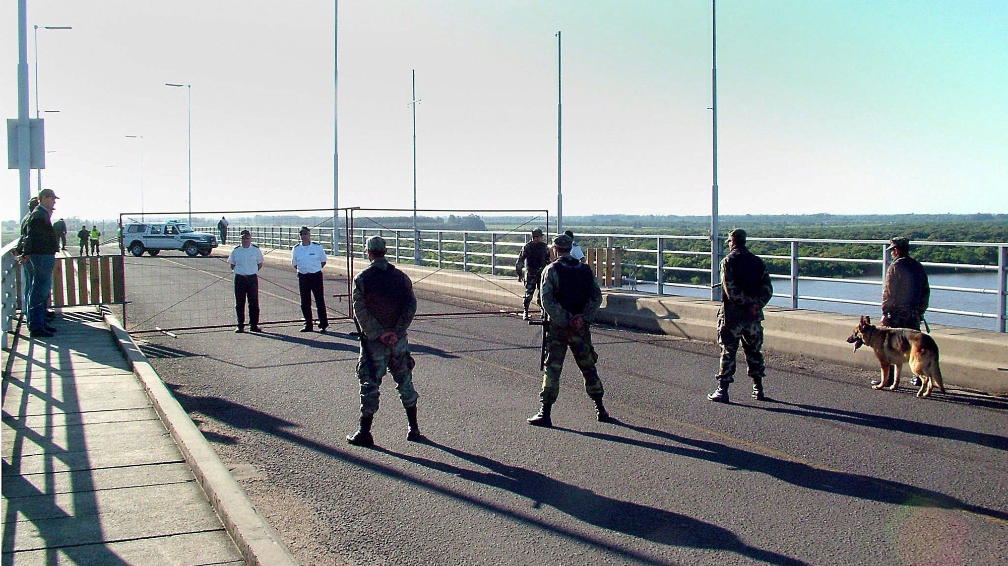 epa01182833 Uruguay´s police force members block  the &#039;General Artigas&#039; bridge which connects the Uruguayan city of Paysandu with the Argentinian Colon after a closing order of the three international border bridges between the two countries was pronounced by the Government of Uruguay, 25 November 2007. With this measure in the south of the country lUruguay hopes to stop a protest by members of the Gualeguaychu Enviromental Assembly against the Finnish Botnia cellulose factory.  EPA/ANDRES SANCHEZ