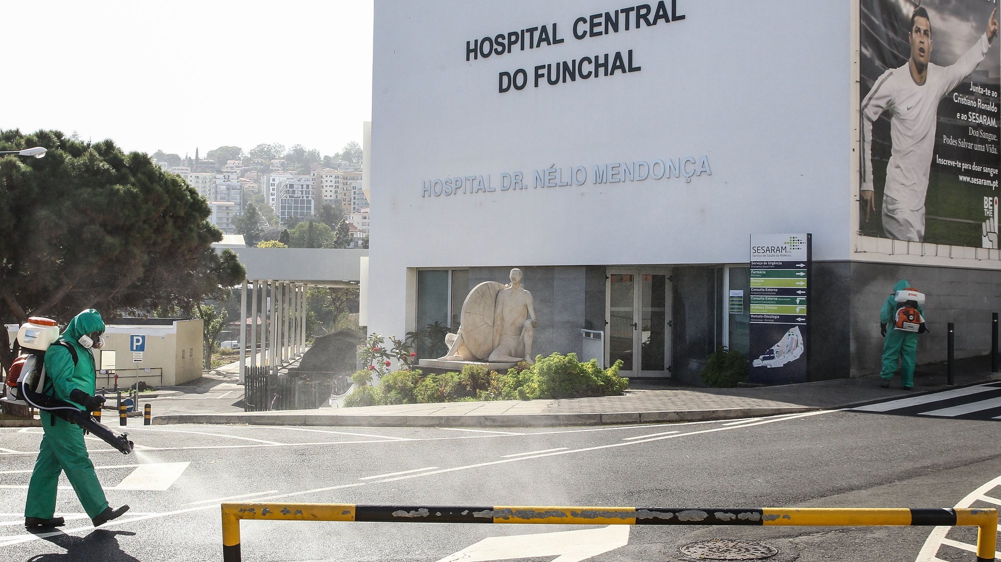 Trabalhos de desinfeção no exterior do Hospital Dr. Nélio Mendonça (Hospital do Funchal), devido à pandemia do covid-19, no Funchal, 6 de abril de 2020. Em Portugal, registaram-se 311 mortes e 11.730 infeções confirmadas, segundo o balanço feito hoje pela Direção-Geral da Saúde (DGS). HOMEM DE GOUVEIA/LUSA