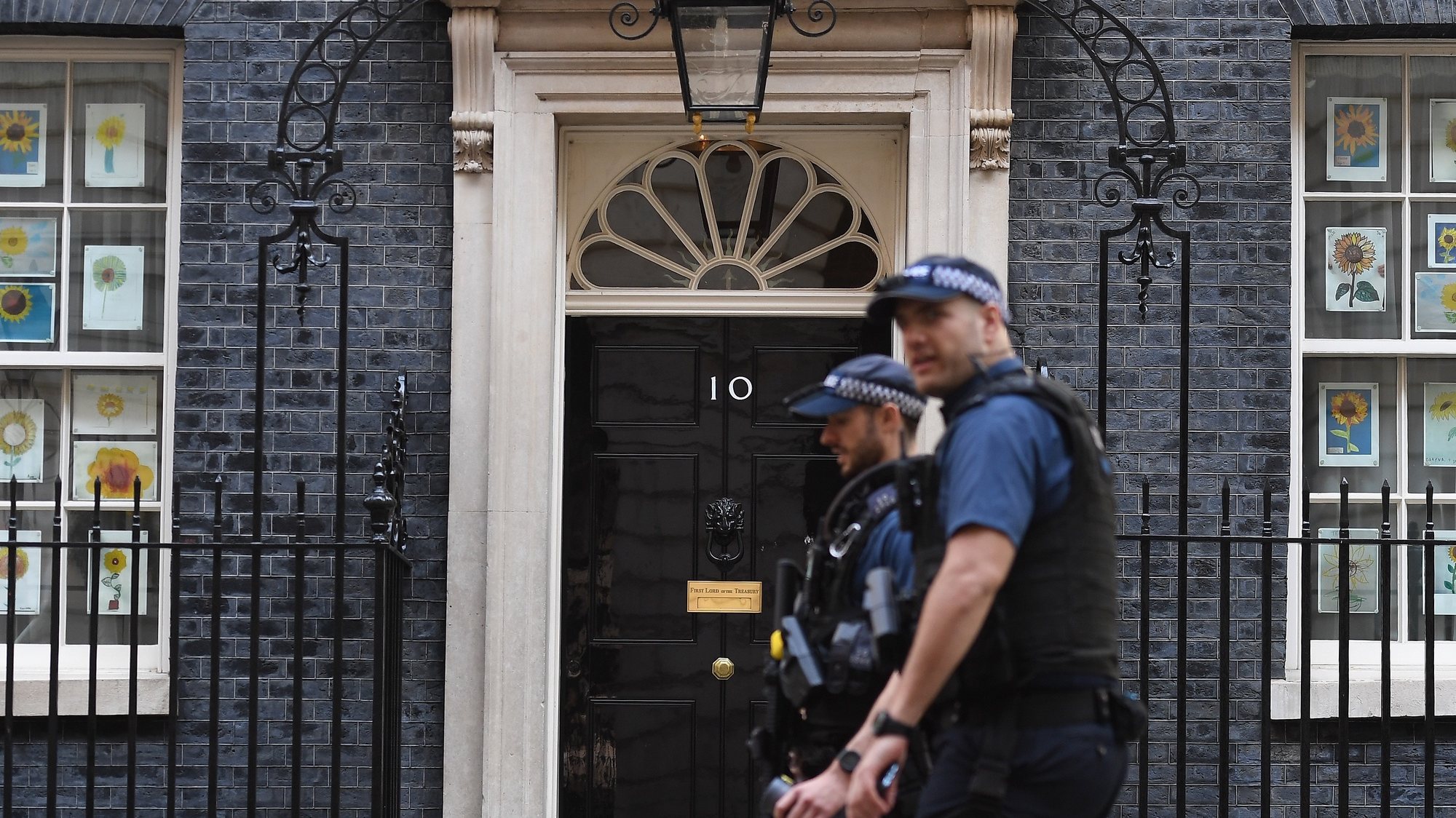epa09900574 Downing Street in London, Britain, 21 April 2022. British Members of Parliament (MPs) are set to vote on whether to open an investigation over claims British Prime Minister Boris Johnson misled parliament. Johnson is under continued pressure over allegations he broke lockdown regulations by holding parties at Downing Street. He has subsequently been fined by the Met Police for breaching the rules.  EPA/ANDY RAIN