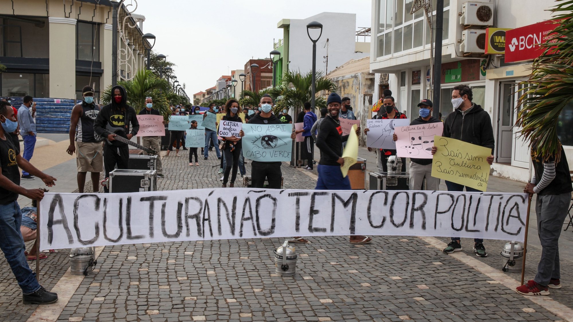 Artistas e trabalhadores da cultura durante um protesto para pedir apoios do governo para fazer face às dificuldades causada pela pandemia de covid-19, Sta Maria, Ilha do Sal, Cabo Verde, 14 de janeiro de 2021. FERNANDO DE PINA/LUSA