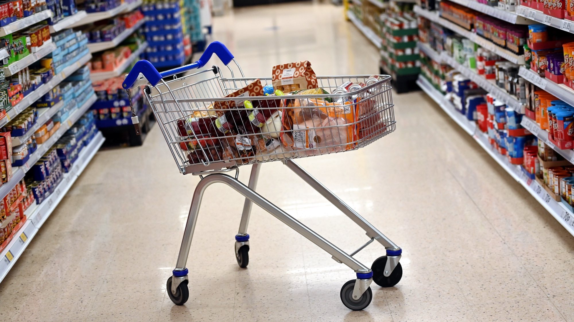 epa09761826 A filled shopping cart at a supermarket London, Britain, 16 February 2022. UK inflation has hit a thirty year high according to the Office for National Statistics (ONS) who have stated that Consumer Prices Index (CPI) inflation reached 5.5 percent in January 2022.  EPA/ANDY RAIN