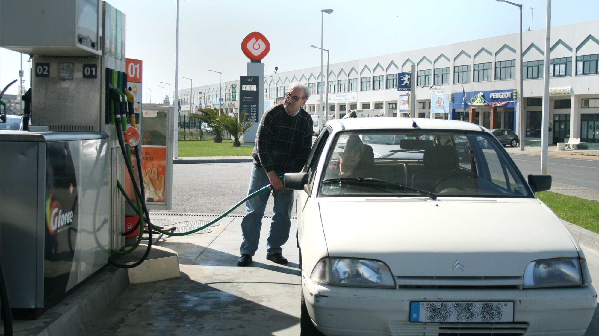 O Autovoucher consiste na atribuição de um reembolso de 10 cêntimos por litro até ao limite de 50 litros mensais de combustível aos consumidores registados na plataforma IVAucher