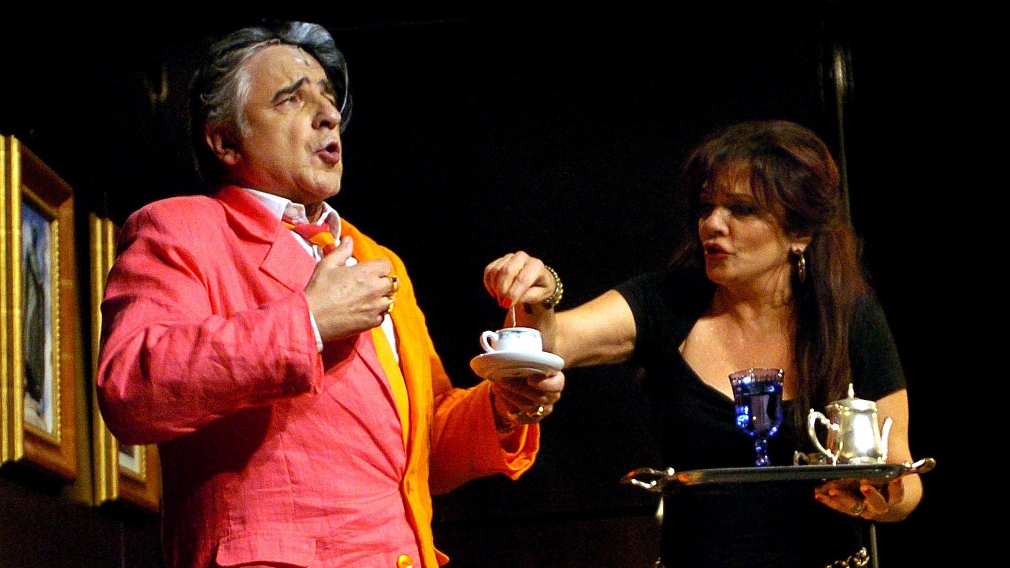 Igor Sampaio e Rita Ribeiro durante a comédia musical &quot;Marquês de Pombal&quot; da autoria de Francisco Moita Flores no Teatro Independente de Oeiras, 16 de Junho de 2007. (ACOMPANHA TEXTO). MANUEL DE ALMEIDA / LUSA