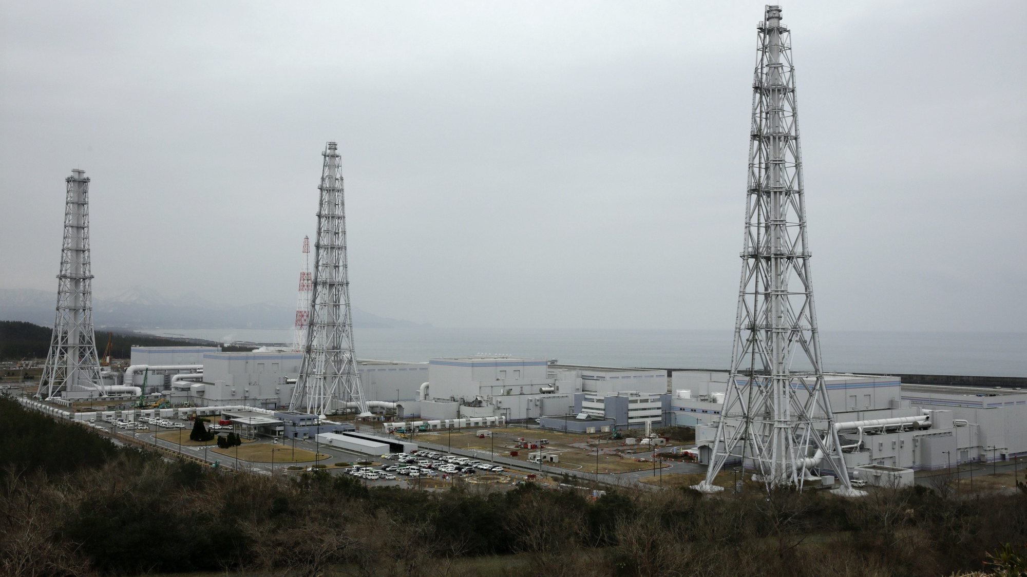 epa04637091 Reactor buildings unit one (L, rear) through unit four (R) are seen at Tokyo Electric Power Co.&#039;s Kashiwazaki Kariwa Nuclear Power Plant, which is the world&#039;s largest nuclear power plant, in Kariwa, Niigata Prefecture, northern Japan, 25 February 2015 for safety enhancement measures after the 2011 March 11 accident at Fukushima Daiichi Nuclear Power Plant.  EPA/KIMIMASA MAYAMA