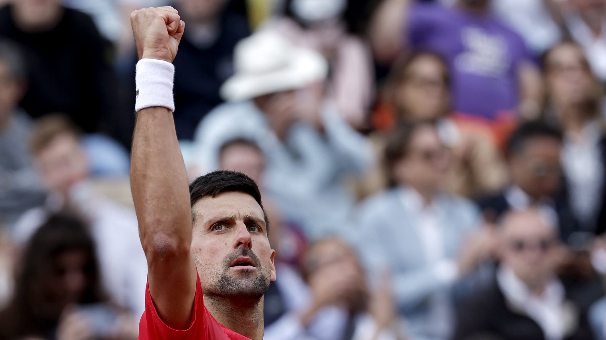 epa09984204 Novak Djokovic of Serbia reacts as he plays Diego Schwartzman of Argentina in their men’s fourth round match during the French Open tennis tournament at Roland ​Garros in Paris, France, 29 May 2022.  EPA/CHRISTOPHE PETIT TESSON