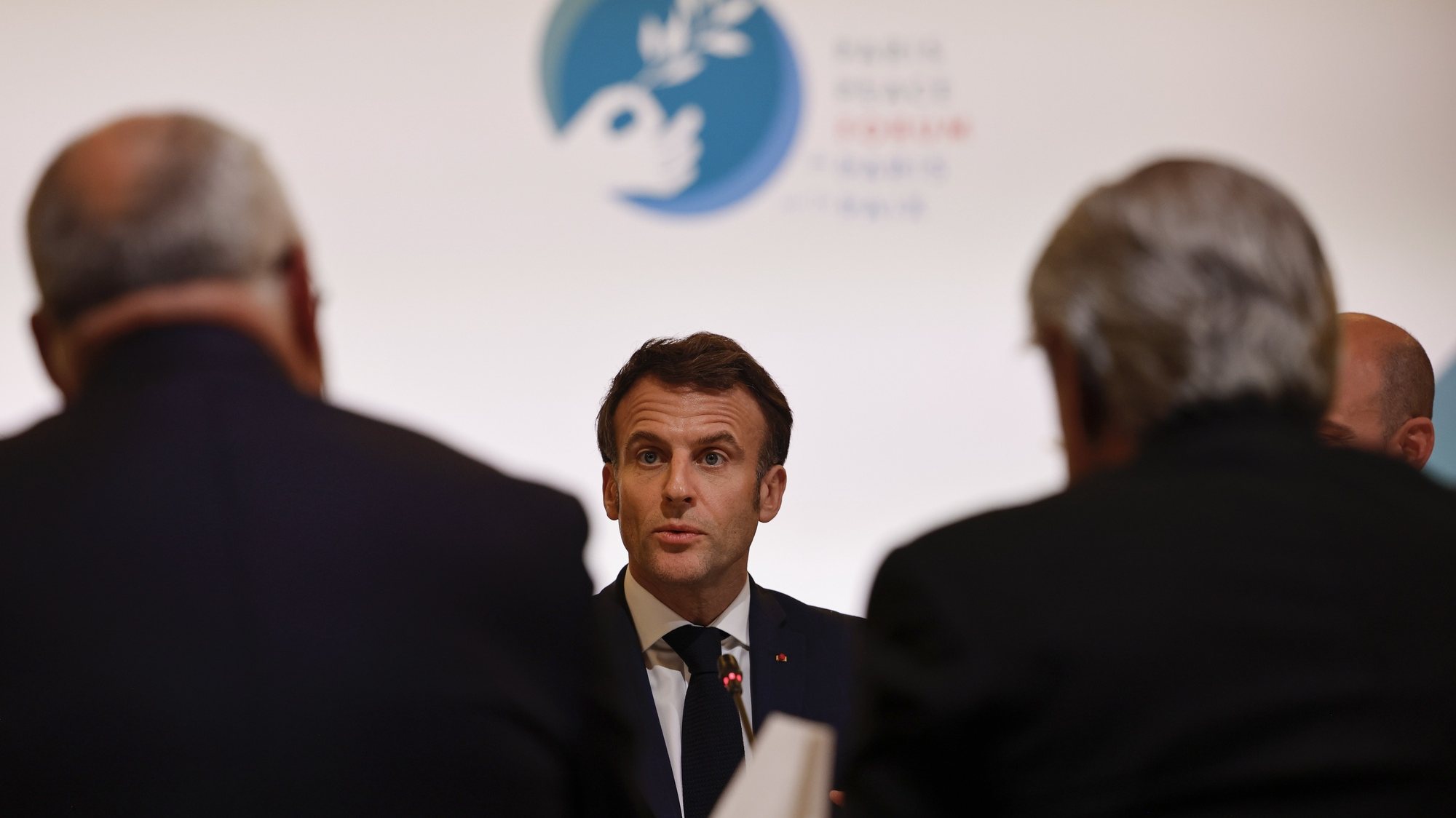 epa10298530 French President Emmanuel Macron (C) attends a round-table on child-protection at the Elysee Palace as part of the Paris Peace Forum, in Paris, France, 10 November 2022.  EPA/LUDOVIC MARIN / POOL  MAXPPP OUT
