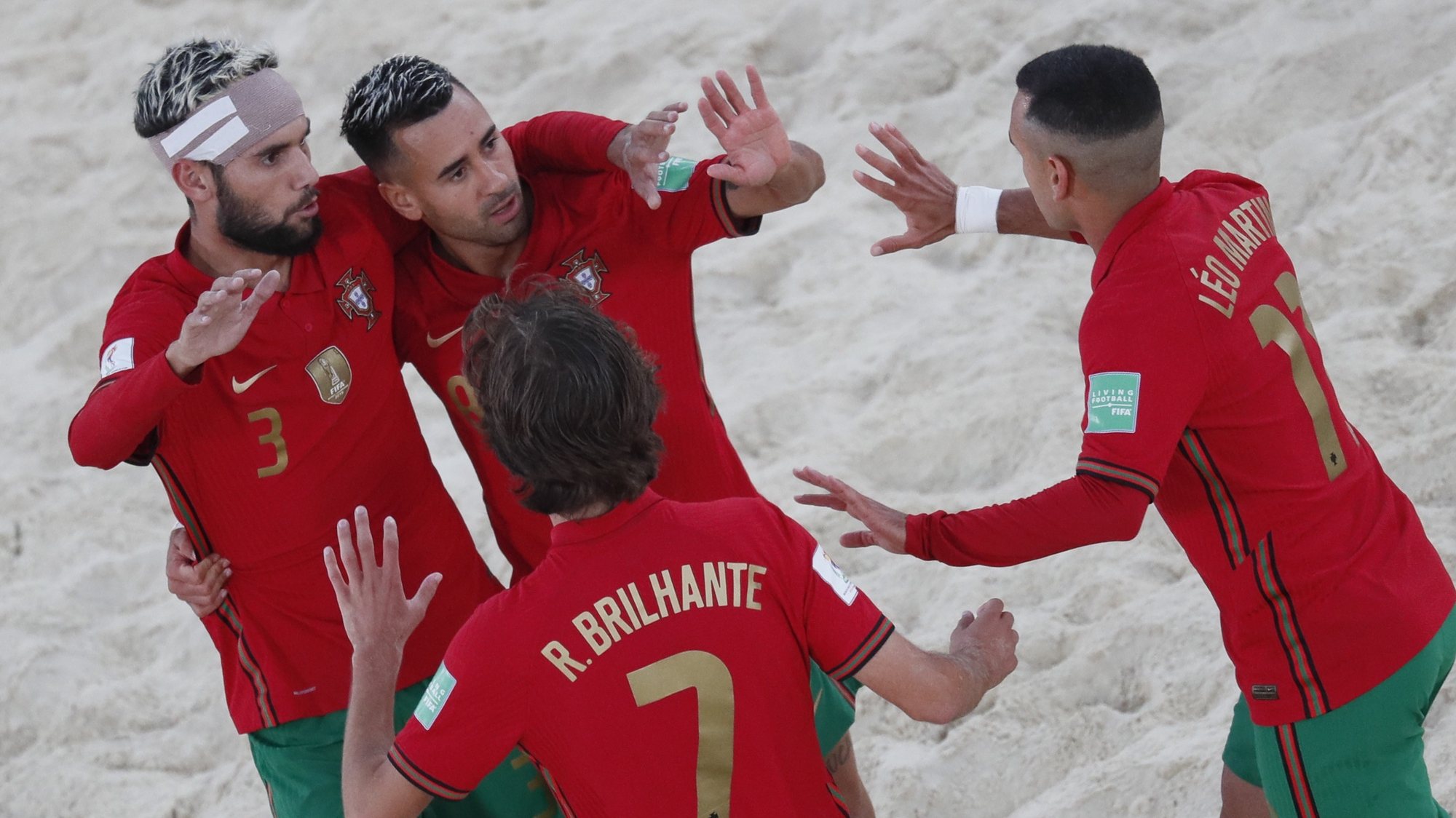 epa09427901 Players of Portugal celebrate goal during the FIFA Beach Soccer World Cup 2021 match between Portugal and Uruguay at Luzhniki Beach Soccer Stadium in Moscow, Russia 24 August 2021.  EPA/YURI KOCHETKOV