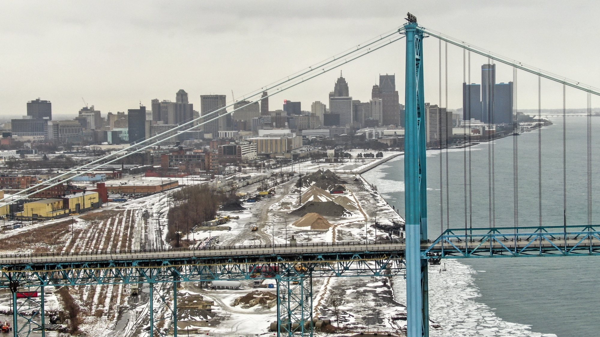 Uma imagem aérea mostra a ponte que liga os EUA e o Canadá encerrada, em Ontário, Canadá, EUA. 11 de fevereiro de 2022