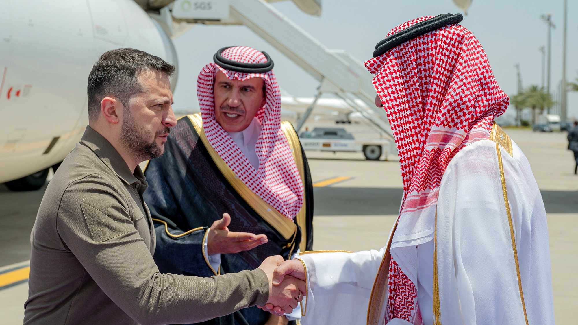 epa10638696 A handout photo made available by the Saudi Press Agency (SPA) shows Deputy Governor of Saudi Arabia&#039;s Makkah Region, Prince Badr bin Sultan bin Abdulaziz Al Saud (R) greeting Ukrainian president Volodymyr Zelensky upon his arrival to attend the 32nd Arab League summit, in Jeddah, Saudi Arabia, 19 May 2023. Zelensky is on his first-ever visit to Saudi Arabia.  EPA/SAUDI PRESS AGENCY HANDOUT  HANDOUT EDITORIAL USE ONLY/NO SALES