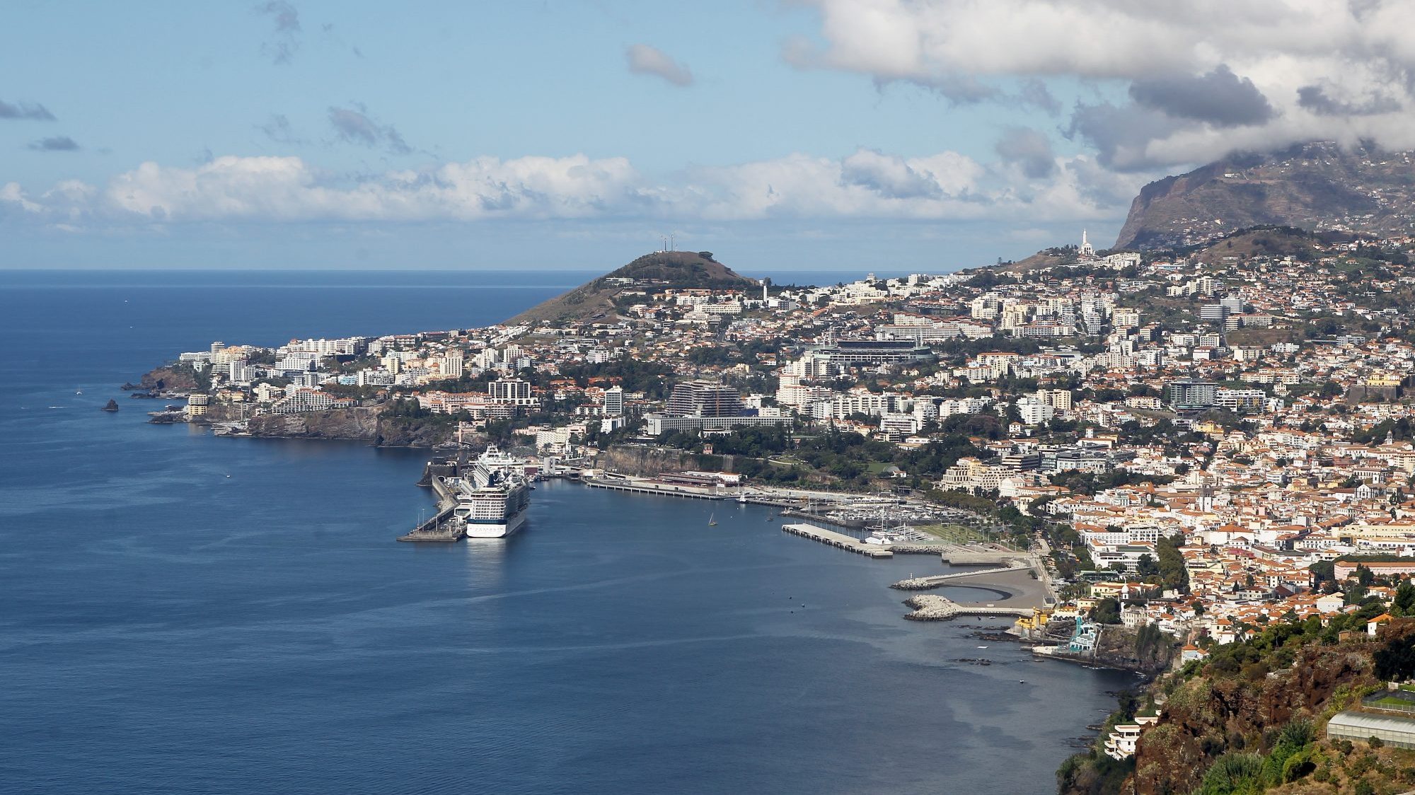 O Turismo da Madeira afirma que &quot;a segurança é algo muito importante para o destino&quot; e que é possível manter tal segurança com o controlo feito nos aeroportos
