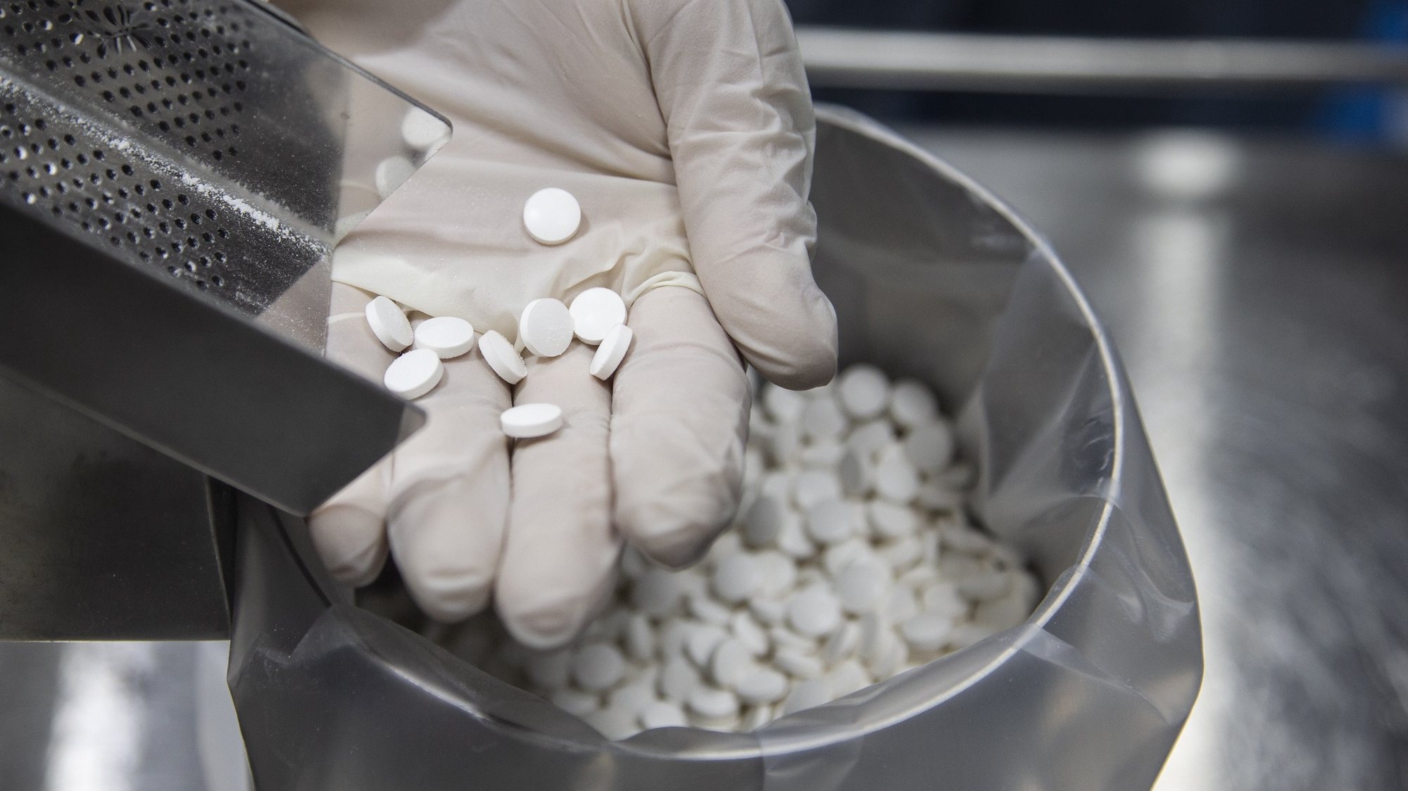 epa08508733 An employee holds tablets of the antiviral medication favipiravir at the laboratories of the Eva Pharma company in Cairo, Egypt, 25 June 2020. Favipiravir appears to have been proven effective in treating COVID-19 patients in Russia, while ongoing trials of the drug are taking place in Japan and other countries. In addition, the Egyptian drugmaker has reached a landmark deal with US company Gilead Sciences Inc. licensing the former to manufacture Gilead&#039;s antiviral drug remdesivir – another experimental treatment for patients suffering from the pandemic COVID-19 disease caused by the SARS-CoV-2 coronavirus – and distribute it in 127 countries.  EPA/MOHAMED HOSSAM