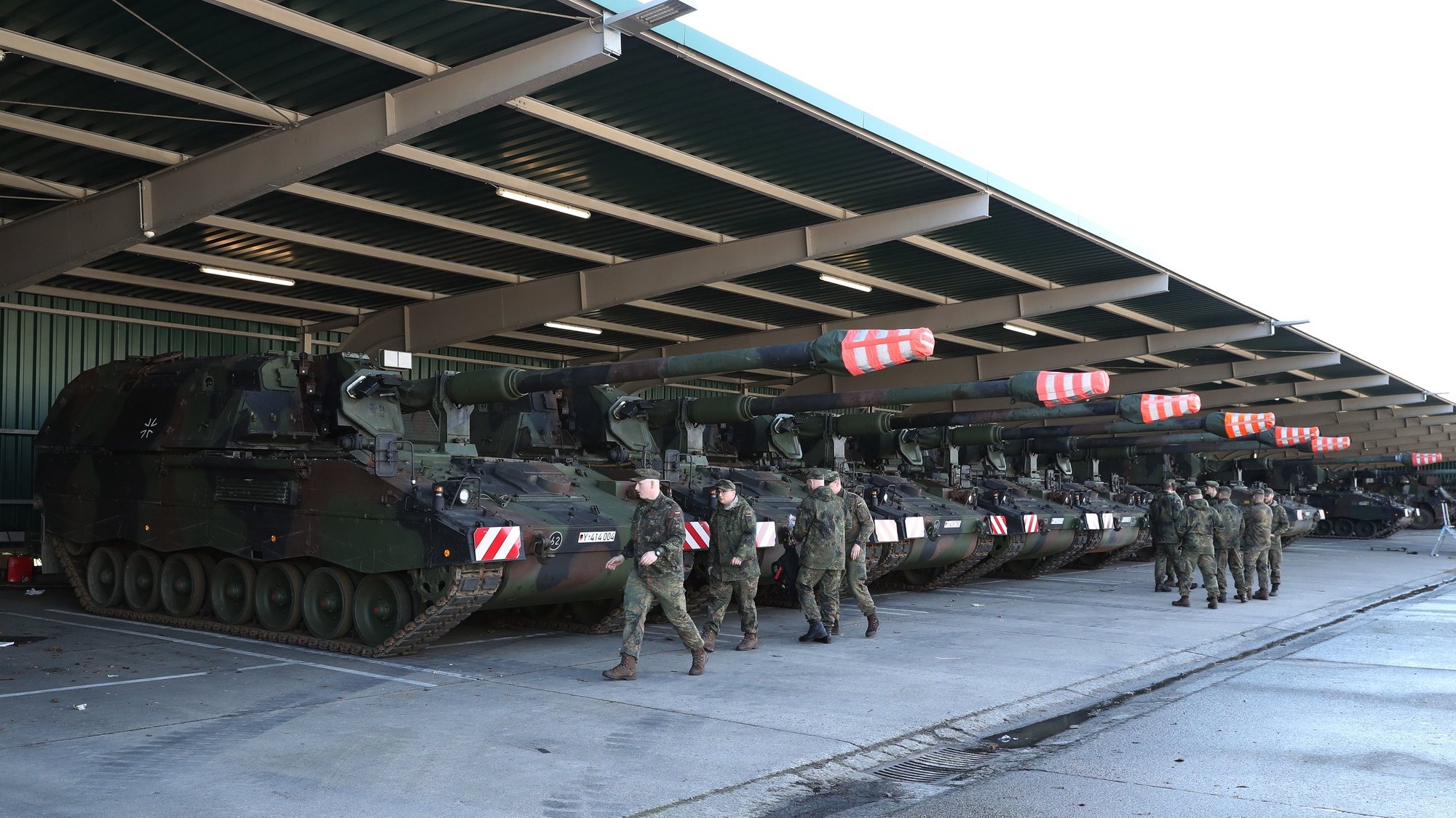 epa09755591 Self-propelled howitzers type Panzerhaubitze PzH 2000 of the German Army are prepared before being loaded onto trucks at the Hindenburg barracks in Munster, northern Germany, 14 February 2022. The German Artillery Support Battalion (Artillerielehrbataillon) 325 will send six of its cannons to Lithuania where 350 additional soldiers with about 100 vehicles will reinforce the German troops taking part in the  NATO mission Enhanced Forward Presence (EFP).  EPA/FOCKE STRANGMANN