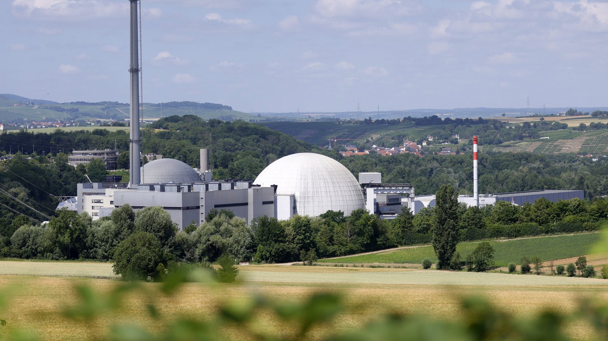 epa10029343 The nuclear power plant in Neckarwestheim, Germany, 23 June 2022. The plant, also referred to as GKN, consists of two units of which block 1 (R) was shut down in 2011. Block 2 with its hybrid cooling tower is one of the last three rectors in Germany to go out of service by the end of 2022.  EPA/RONALD WITTEK