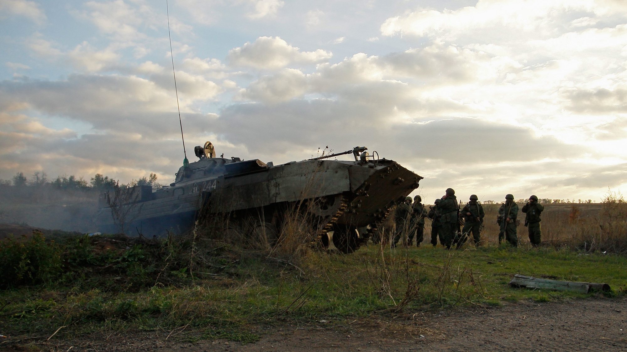epa05568812 Pro-Russian rebel troops leave their positions during the withdrawal of forces from the front line in Petrovske village, about 50 km from Donetsk, Ukraine, 03 October 2016. Both Ukrain&#039;s army and the Russian-backed separatists announced on 01 October the withdrawal of their forces from Petrovske, as aprt of the demilitarisation agreement signed in September.  EPA/ALEXANDER ERMOCHENKO