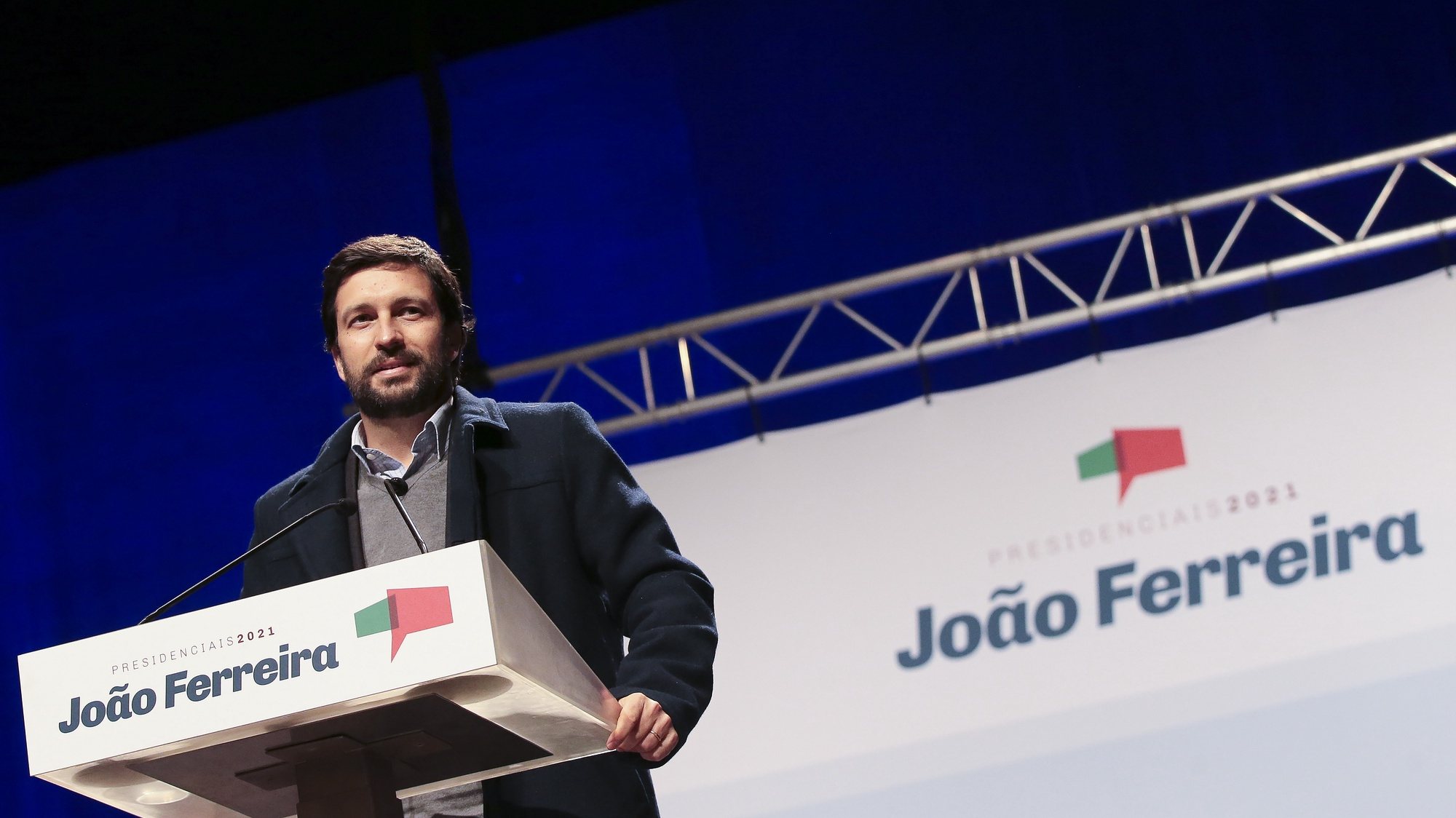 O candidato às eleições presidenciais João Ferreira discursa no comício do Partido Comunista Português (PCP), no Porto, 10 de janeiro de 2021. MANUEL FERNANDO ARAUJO/LUSA