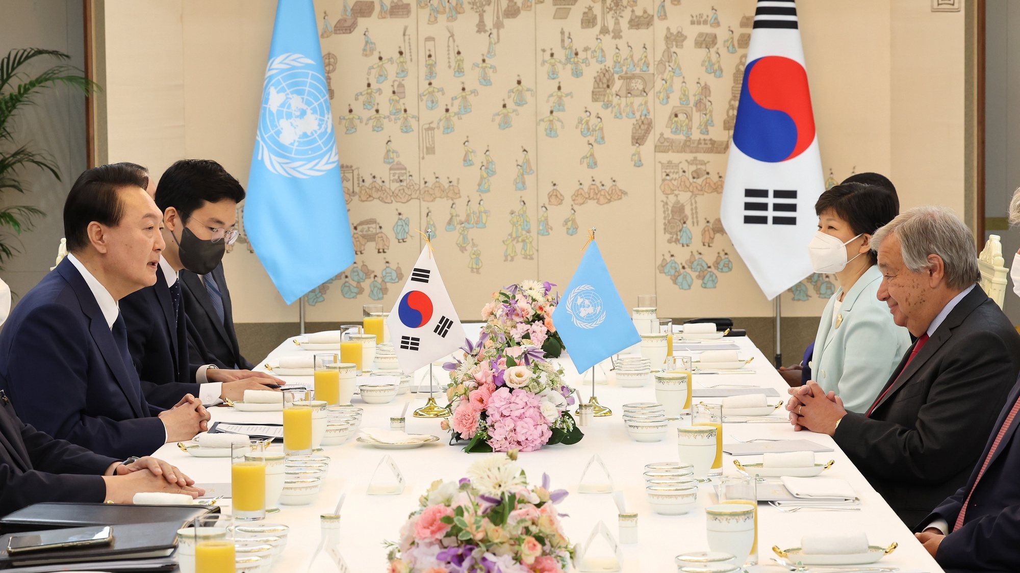 epa10116695 South Korean President Yoon Suk-yeol (L), holds talks with UN Secretary General Antonio Guterres (R), during their meeting over lunch, at the presidential office in Seoul, South Korea, 12 August 2022.  EPA/YONHAP SOUTH KOREA OUT