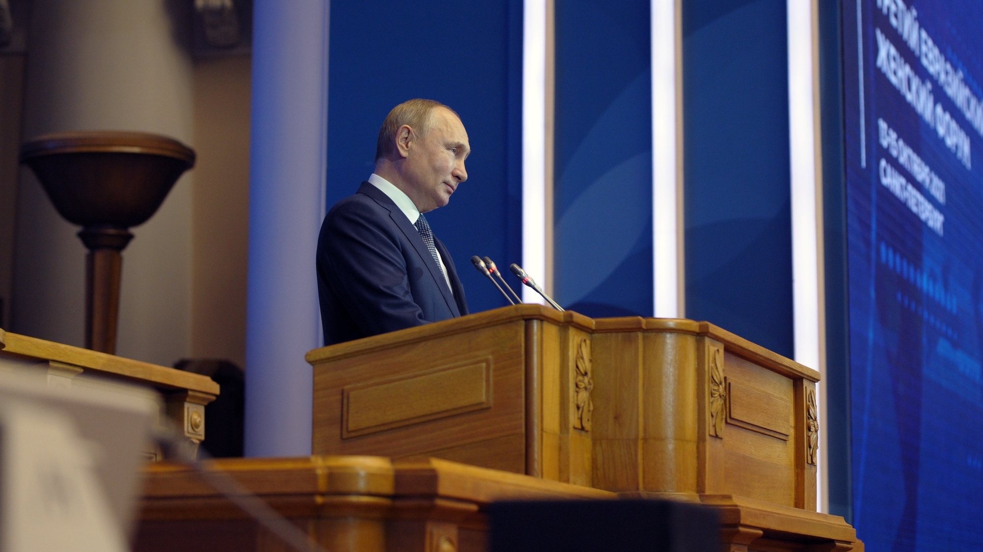 epa09523876 Russian President Vladimir Putin delivers a speech during the Third Eurasian Women&#039;s Forum held at the Tauride Palace, in St. Petersburg, Russia, 14 October 2021.  EPA/MIKHAEL KLIMENTYEV / SPUTNIK / KREMLIN POOL