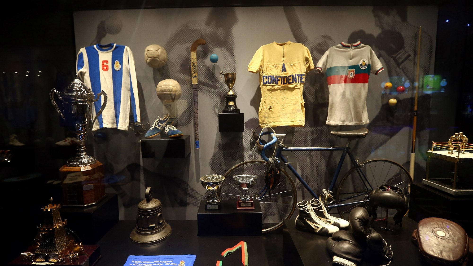 Vitrine com objectos antigos da história do clube no Museu FC Porto hoje oficialmente inaugurado, estádio do Dragão, Porto, 28 Setembro 2013. JOSE COELHO/LUSA