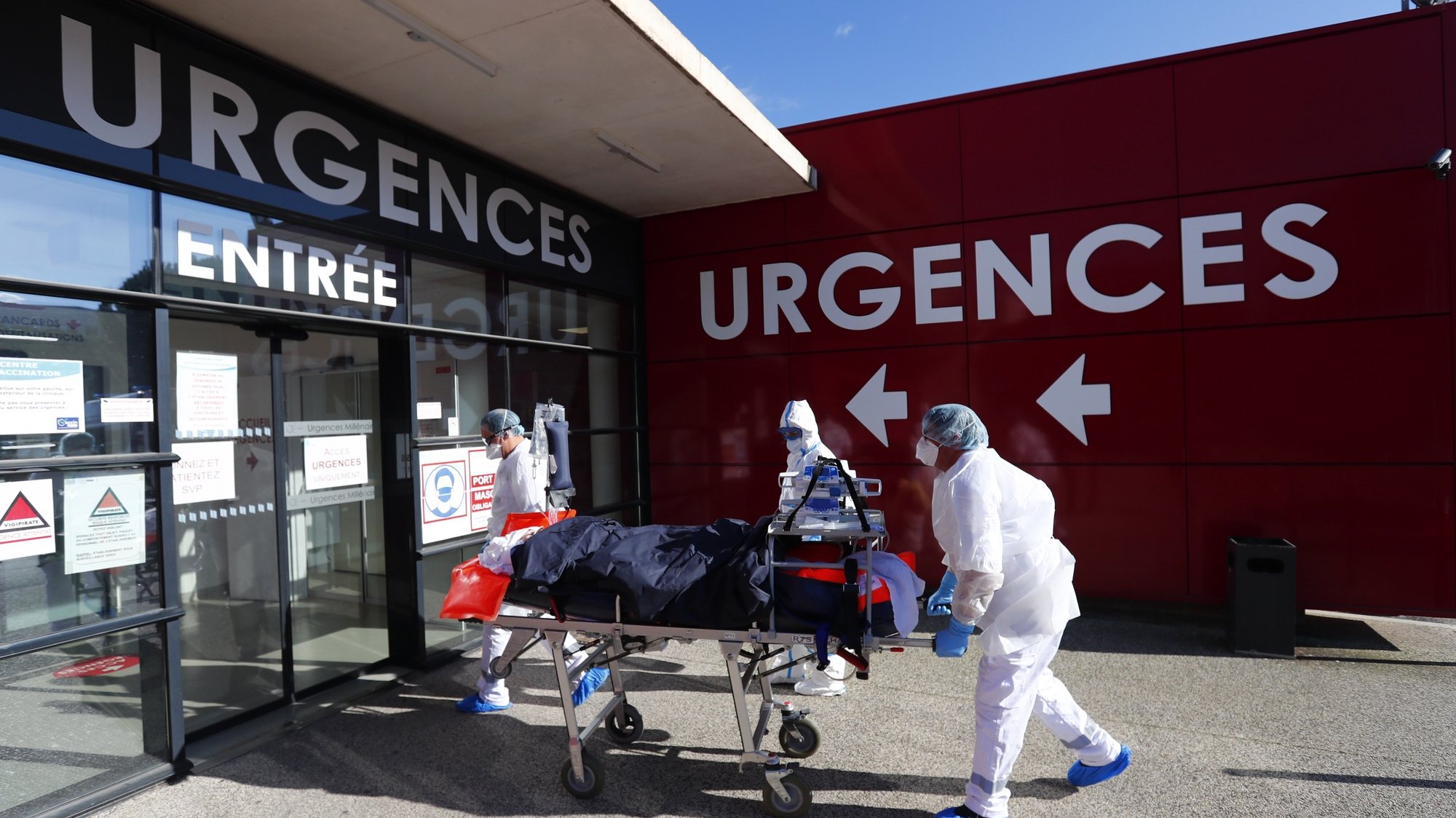 epa09078249 Hospital medical staff carry a patient with the Covid-19 disease at the Clinic du Millenaire, in Montpellier, France, 16 March 2021 after his evacuation from the city of Aix-en-Provence. Intensive care units of Provence Alpes Cote d&#039;Azur&#039;s region actually are overloaded with Covid-19 patients and patients are moved to Occitanie region.  EPA/HORCAJUELO