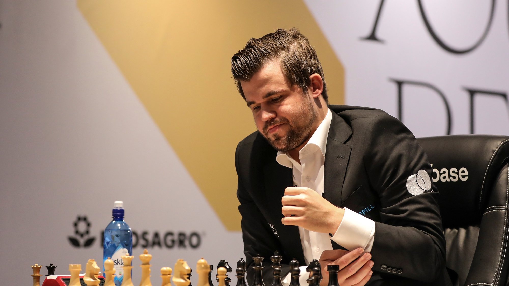 epa09627152 Defending Champion Magnus Carlsen of Norway plays against Ian Nepomniachtchi of Russia during the 9th round of FIDE World Chess Championship at the EXPO 2020 Dubai in Dubai, United Arab Emirates, 07 December 2021.  EPA/ALI HAIDER