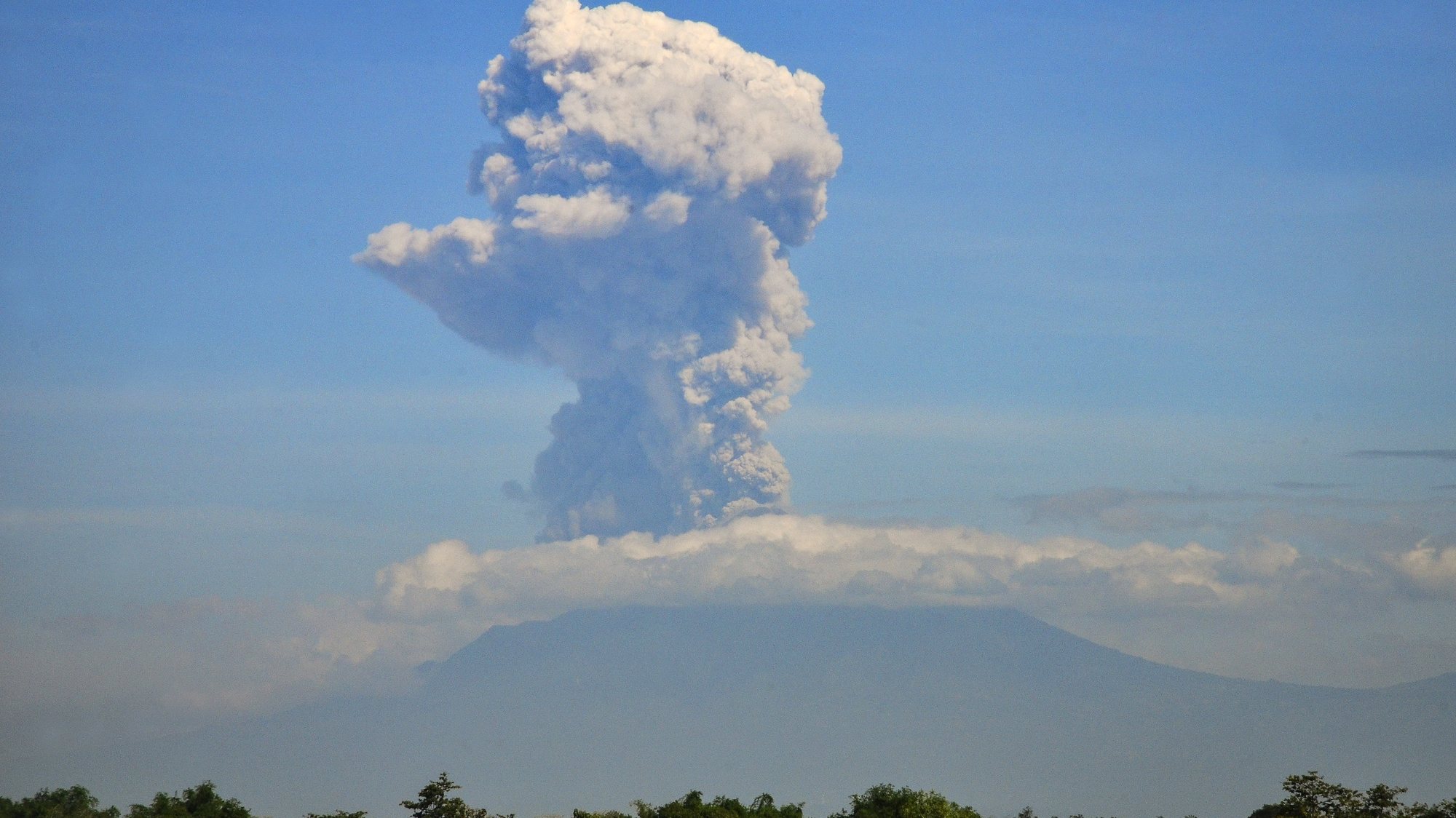 epa08500198 Mount Merapi spews volcanic ashes during an eruption as seen from Boyolali, Central Java, Indonesia, 21 June 2020. The volcano spewing a 6000-meter column of smoke and ash into the sky.  EPA/STRINGER