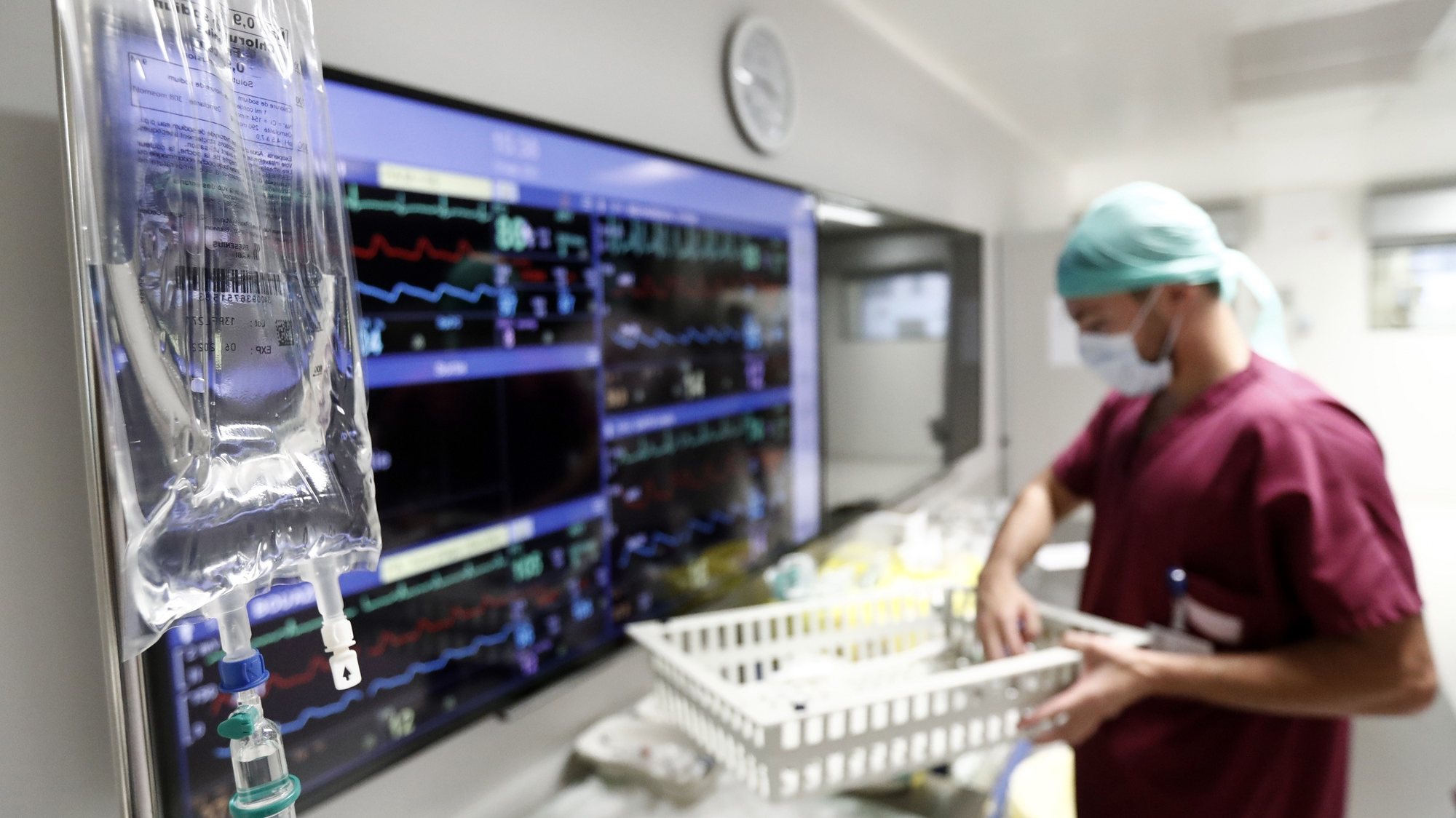Doutores e enfermeiros a usar equipamento protetor devido à pandemia