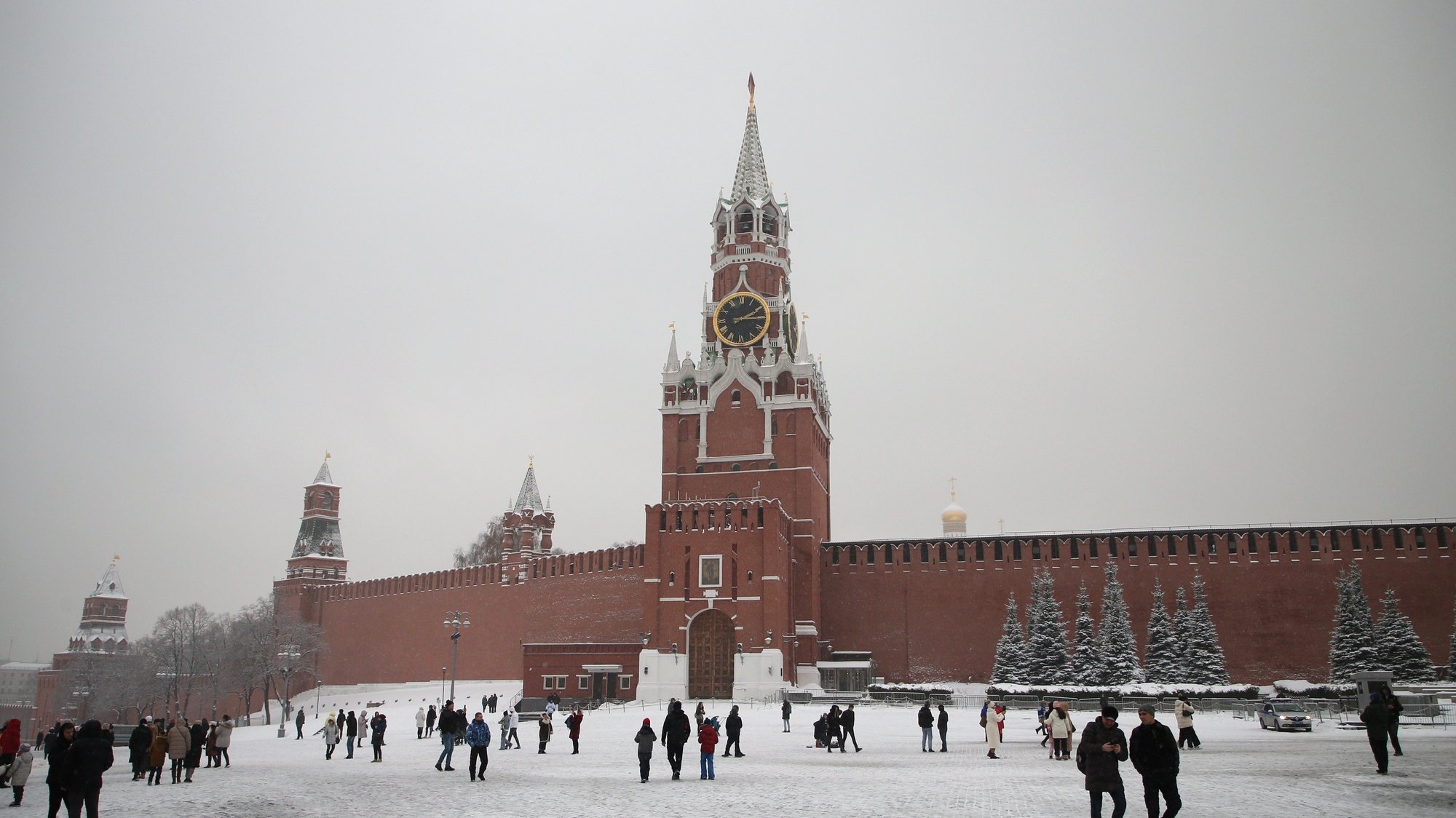 epa10380167 People walk on the Red Square in front of Moscow Kremlin during a snowfall in downtown Moscow, Russia, 28 December 2022.  EPA/MAXIM SHIPENKOV