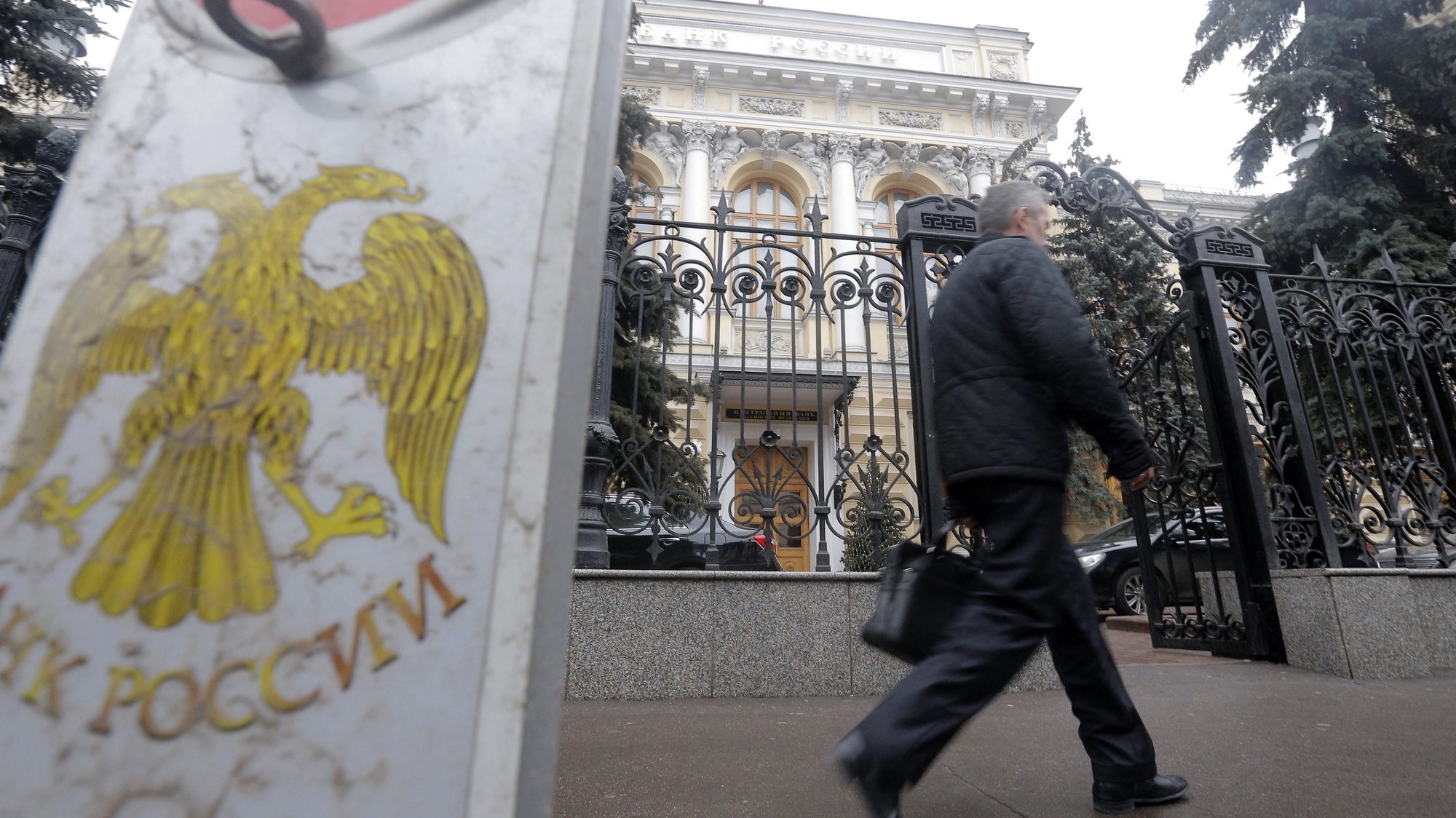 Um homem caminha em frente ao Banco central russo em Moscovo, Rússia. 16 de dezembro de 2014