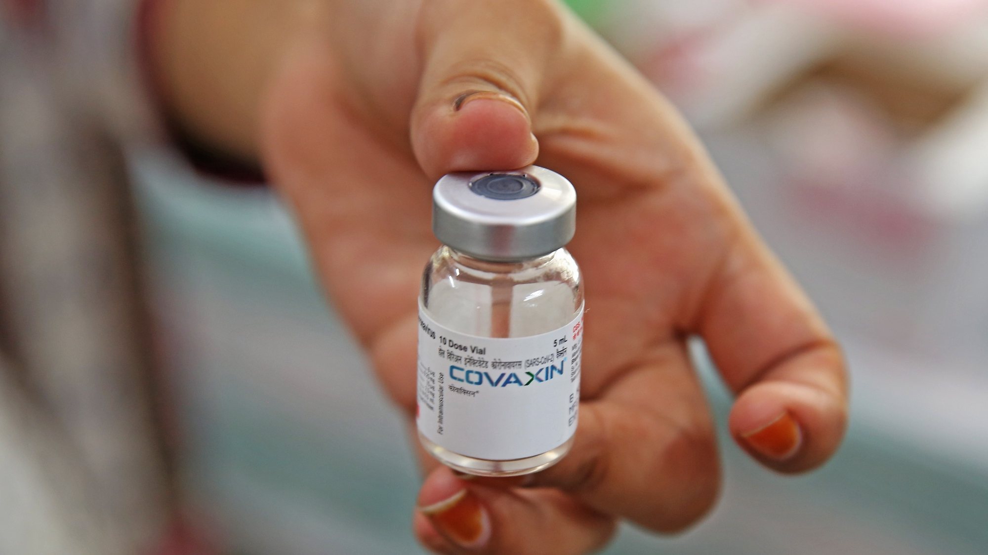 epa09270364 A health official displays a vial of  the &#039;COVAXIN&#039; vaccine against Covid-19 during a vaccination drive, in Bangalore, India, 14 June 2021. The Karnataka State government has eased coronavirus restrictions and imposed semi lockdown and the night curfew will be in effect from 7pm to 5am in all other districts and weekend curfew will be imposed in Bangalore city.  EPA/JAGADEESH NV
