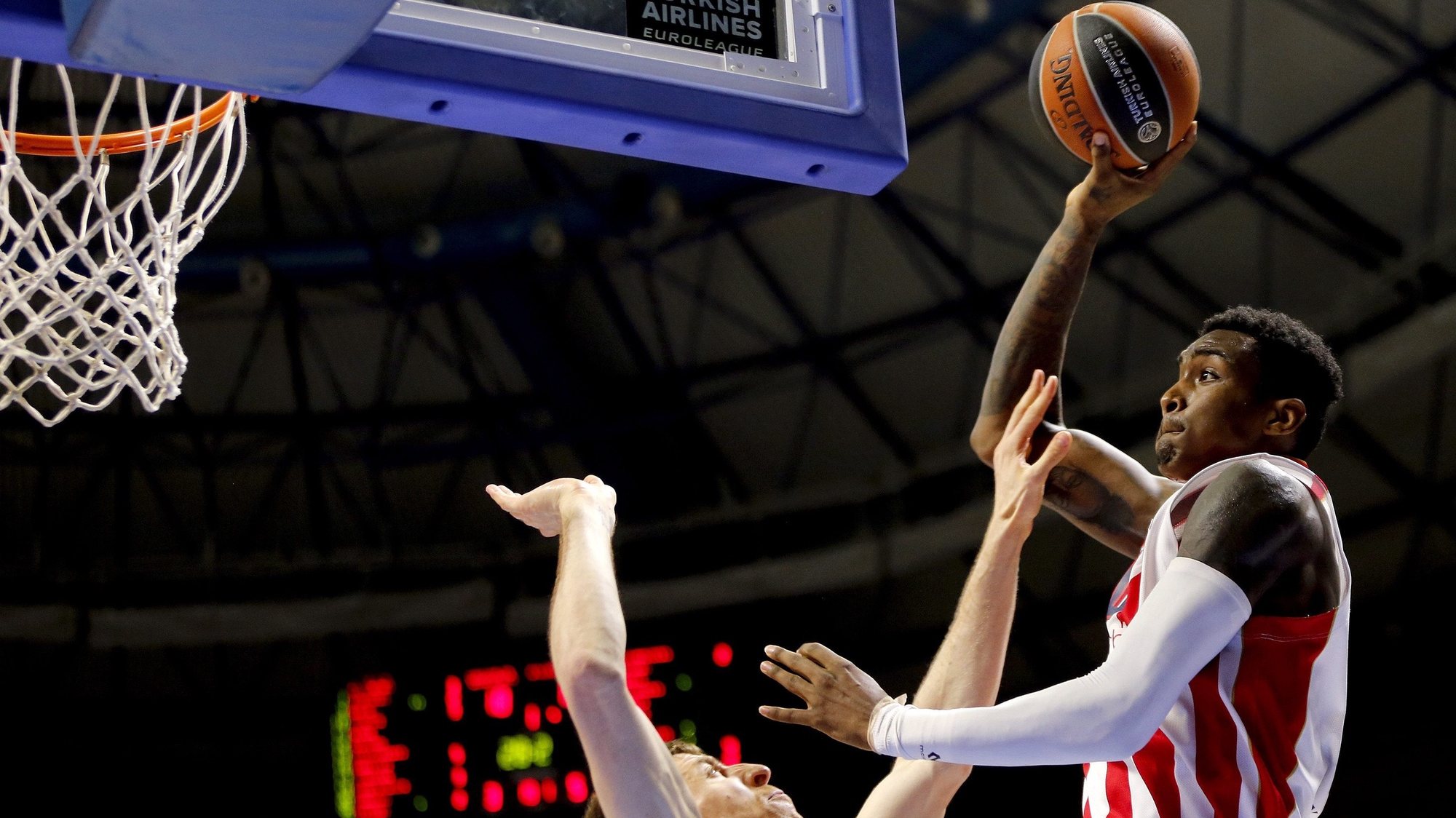 epa05219178 US´ center Quincy Miller (R) of Red Star in action against Unicaja´s player Fran Vazquez (L) during the Euroleague basketball match played at Jose Maria Martin Carpena Sports Palace in Malaga, southern Spain, on 18 March 2016.  EPA/JORGE ZAPATA
