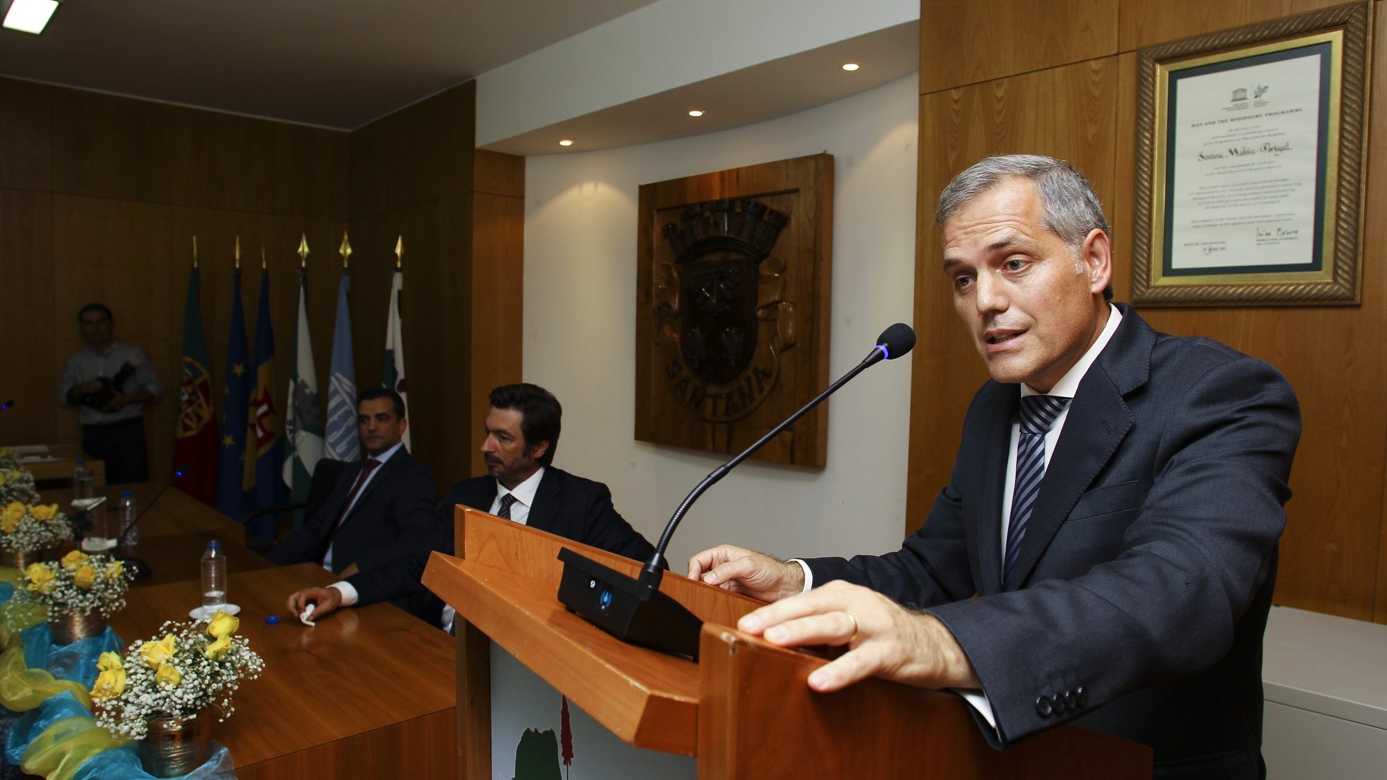 O presidente da Câmara Municipal de Santana, Teófilo Cunha, durante a posse dos órgãos autárquicos da cidade de Santana, 20 de outubro de 2017. HOMEM DE GOUVEIA/LUSA