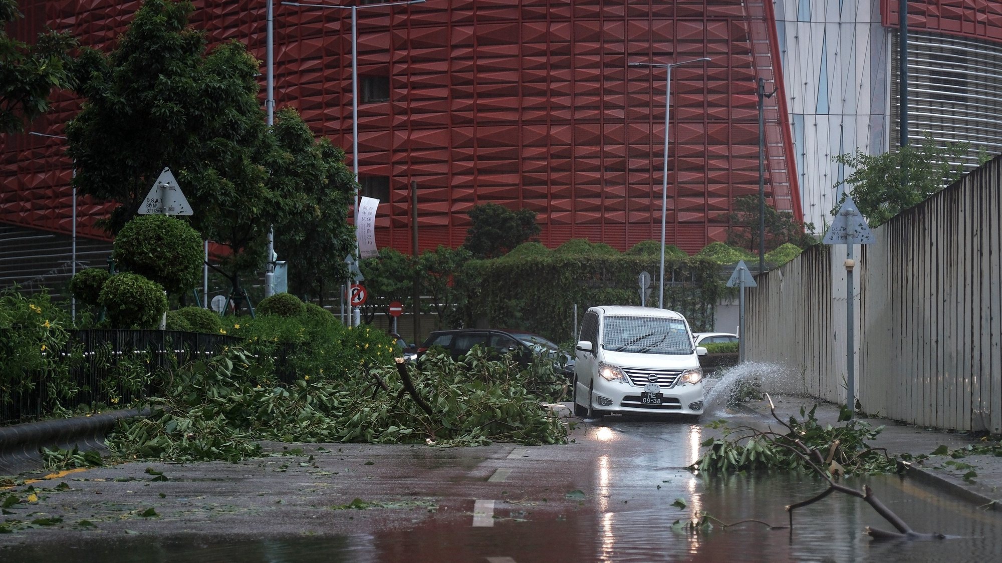 Território de Macau sofreu algumas consequências com a passagem do Super Tufão Saola, em Macau, China, 2 de setembro de 2023. Macau declarou hoje o fim do estado de prevenção imediata, baixou o nível de alerta de tempestade de 8 para 3 e cancelou os avisos de inundações, agora que o tufão Saola se afasta do território. GONÇALO LOBO PINHEIRO/LUSA