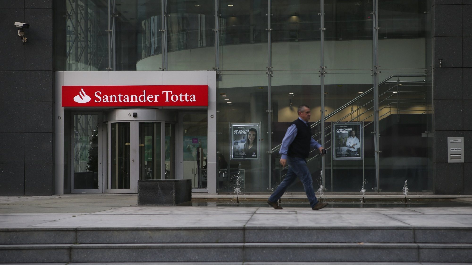 Santander decidiu dar a possibilidade em 2023 de todos os colaboradores anteciparem até 50% do subsídio de Natal