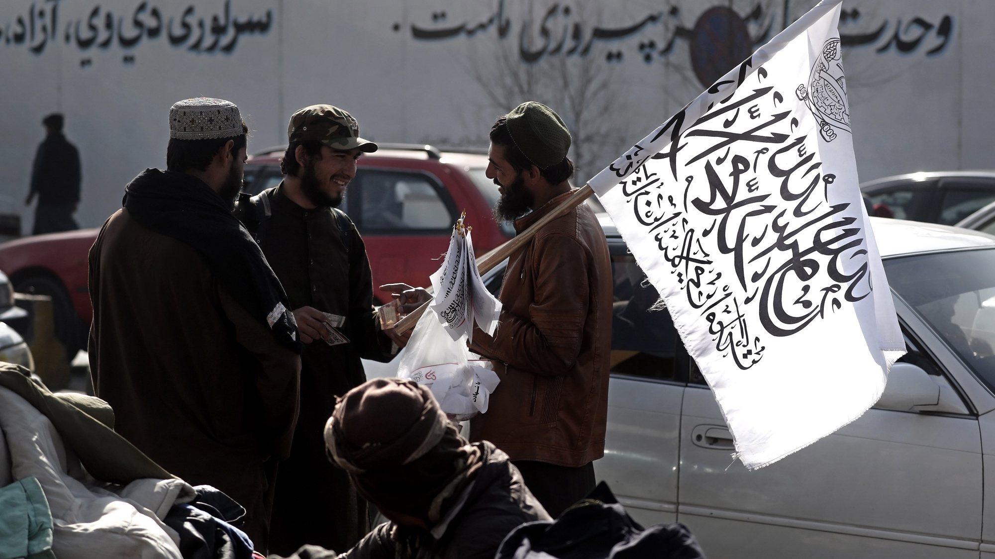 Homem vende bandeiras talibãs na baixa de Cabul
