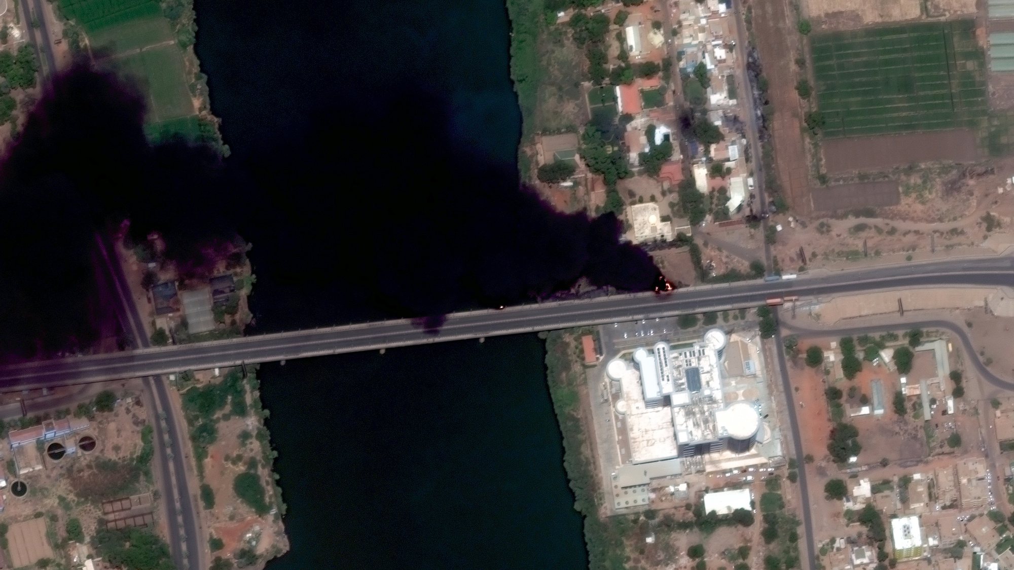 epa10576104 A handout satellite image made available by Maxar Technologies shows fires burning near a hospital in Khartoum, Sudan, 16 April 2023. Heavy gunfire and explosions were reported in Sudan&#039;s capital Khartoum on 15 April between the army and a paramilitary group following days of tension centering around the country&#039;s proposed transition to civilian rule.  EPA/MAXAR TECHNOLOGIES HANDOUT -- MANDATORY CREDIT: SATELLITE IMAGE 2023 MAXAR TECHNOLOGIES -- THE WATERMARK MAY NOT BE REMOVED/CROPPED -- HANDOUT EDITORIAL USE ONLY/NO SALES
