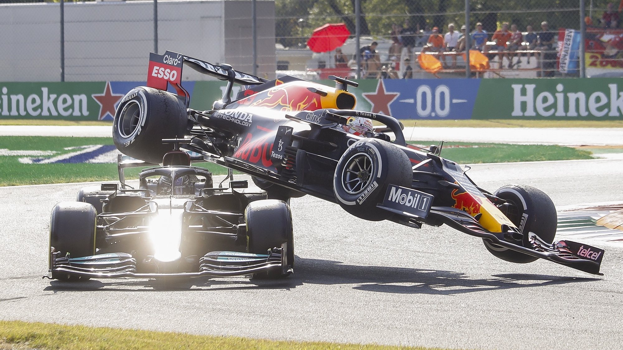 epaselect epa09463572 Dutch Formula One driver Max Verstappen of Red Bull Racing collides with British Formula One driver Lewis Hamilton (L) of Mercedes-AMG Petronas during the start of the Formula One Grand Prix of Italy at the Autodromo Nazionale Monza race track in Monza, Italy, 12 September 2021.  EPA/MATTEO BAZZI