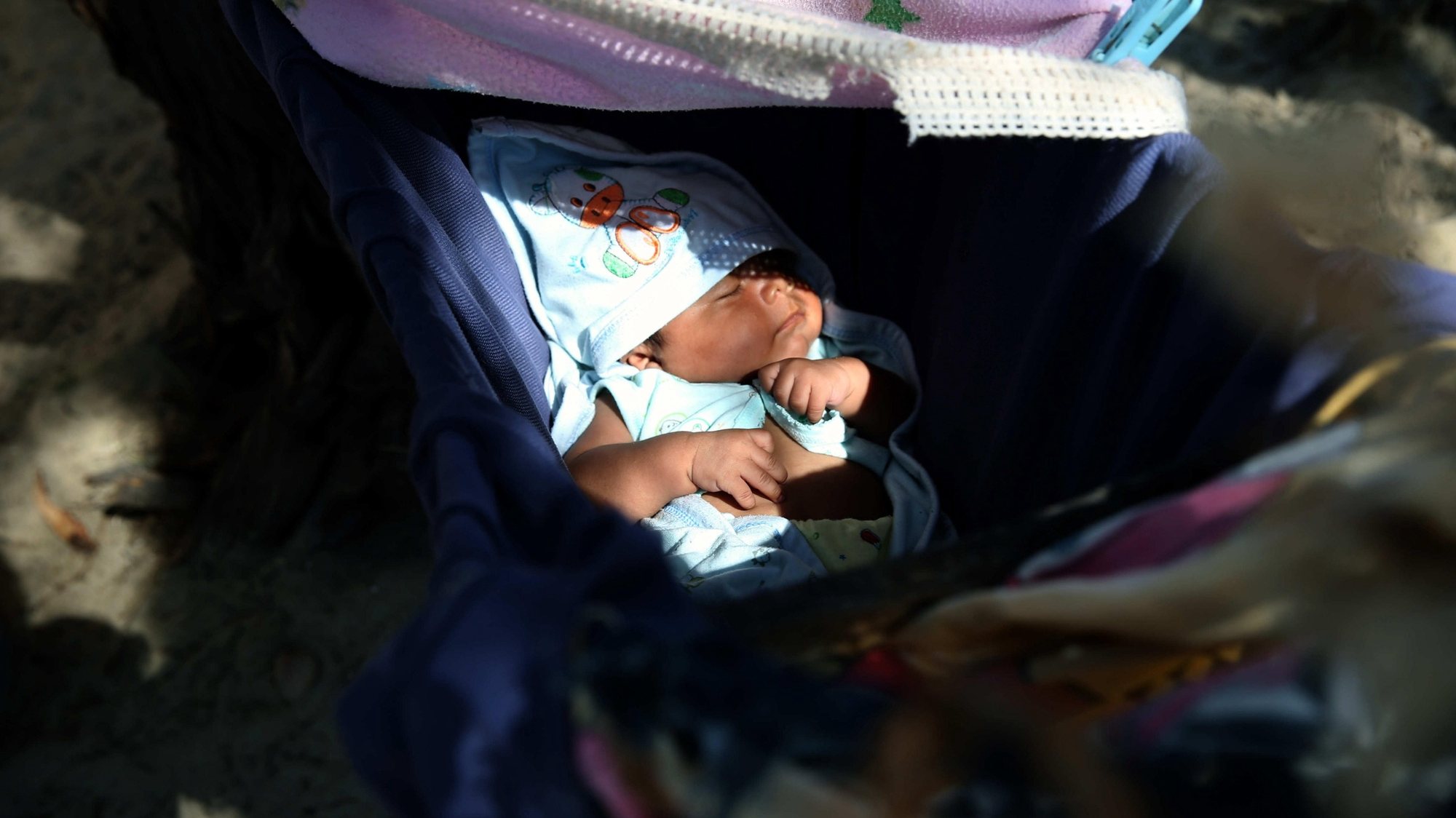 epa05889010 A baby sleeps at a camp for flood victims of Cura Mori at the northern region of Piura, Peru, 04 April 2017. United Nations International Children&#039;s Emergency Fund (UNICEF) asked for international help the children who have been affected by the floods.  EPA/ERNESTO ARIAS