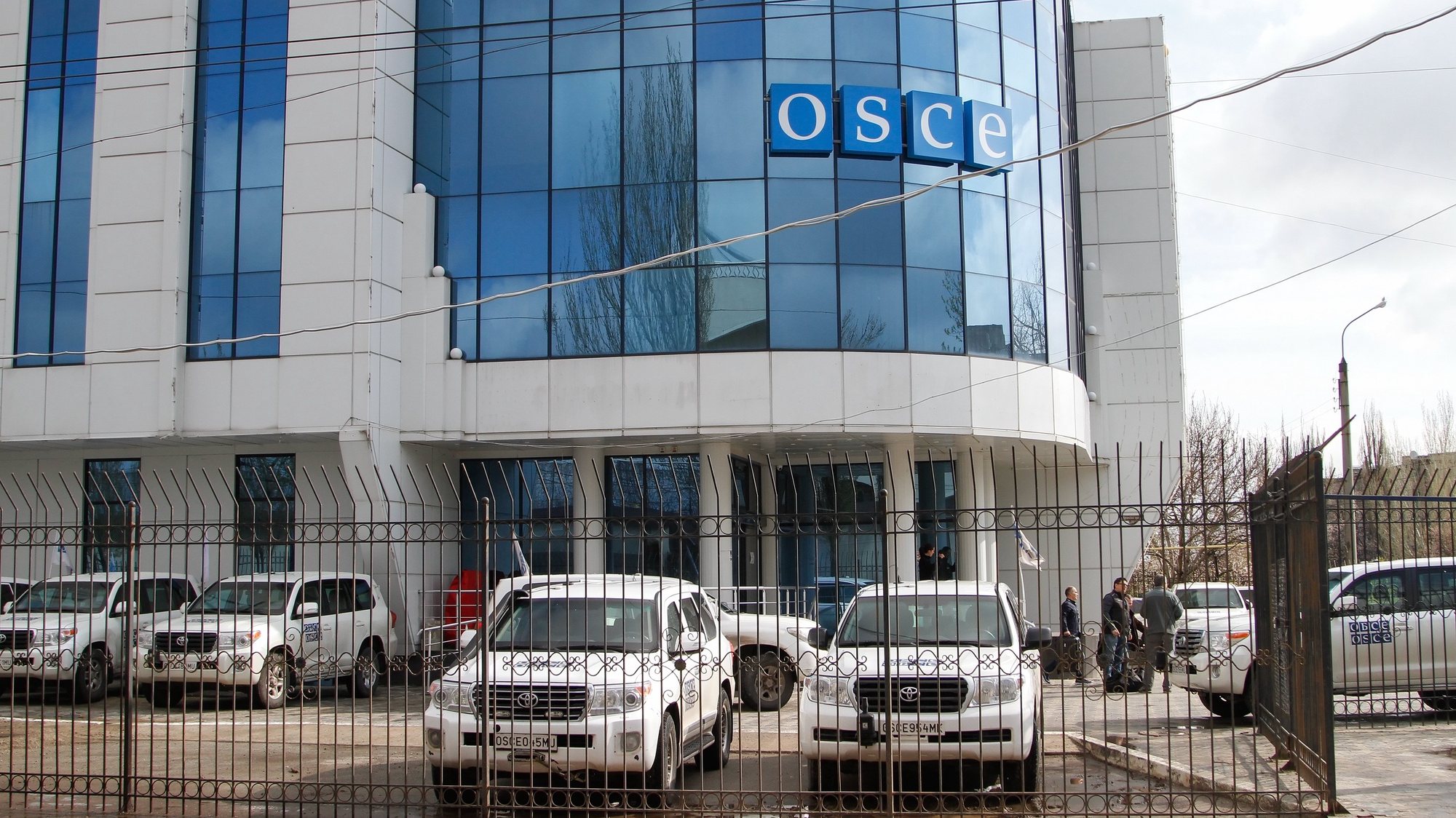 epa05925032 OSCE cars parked near of the Organization for Security and Co-operation in Europe (OSCE) Special Monitoring Mission office on the pro-Russian rebels controlled territory in Luhansk, Ukraine, 24 April 2017. One US man was killed and two observers from Germany and Czech Republic were injured in result explosion of OSCE car on an anti-tank mine near the small village of Pryshyb, Luhansk area, which is controlled by pro-Russian rebels as Alexander Hug, Deputy Chief Monitor of the Organization for Security and Co-operation in Europe (OSCE) Special Monitoring Mission to Ukraine, told during his press conference in Kiev, 23 April 2017.  EPA/ALEXANDER ERMOCHENKO