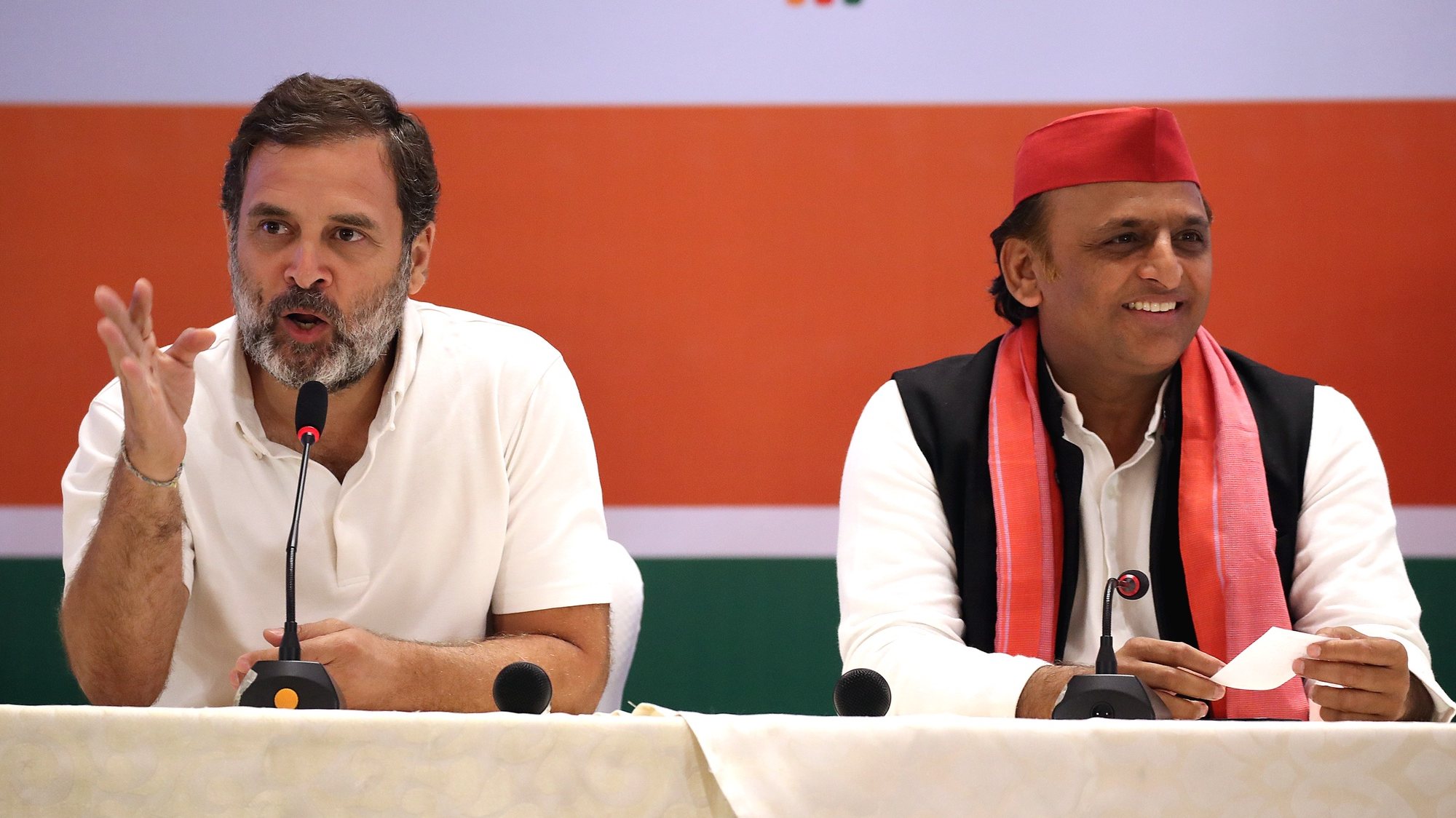 epa11283729 Senior Congress leader Rahul Gandhi (L) and Samajwadi Party president Akhilesh Yadav (R) from Indian National Developmental Inclusive Alliance (I.N.D.I.A), a multi-party political alliance against ruling and Narendra Modi led Bhartiya Janta party, hold a joint press conference in Ghaziabad, Uttar Pradesh, India, 17 April 2024. General elections in India will be held in seven phases between 19 April and 01 June 2024 in which about 968 million people are eligible to vote.  EPA/HARISH TYAGI