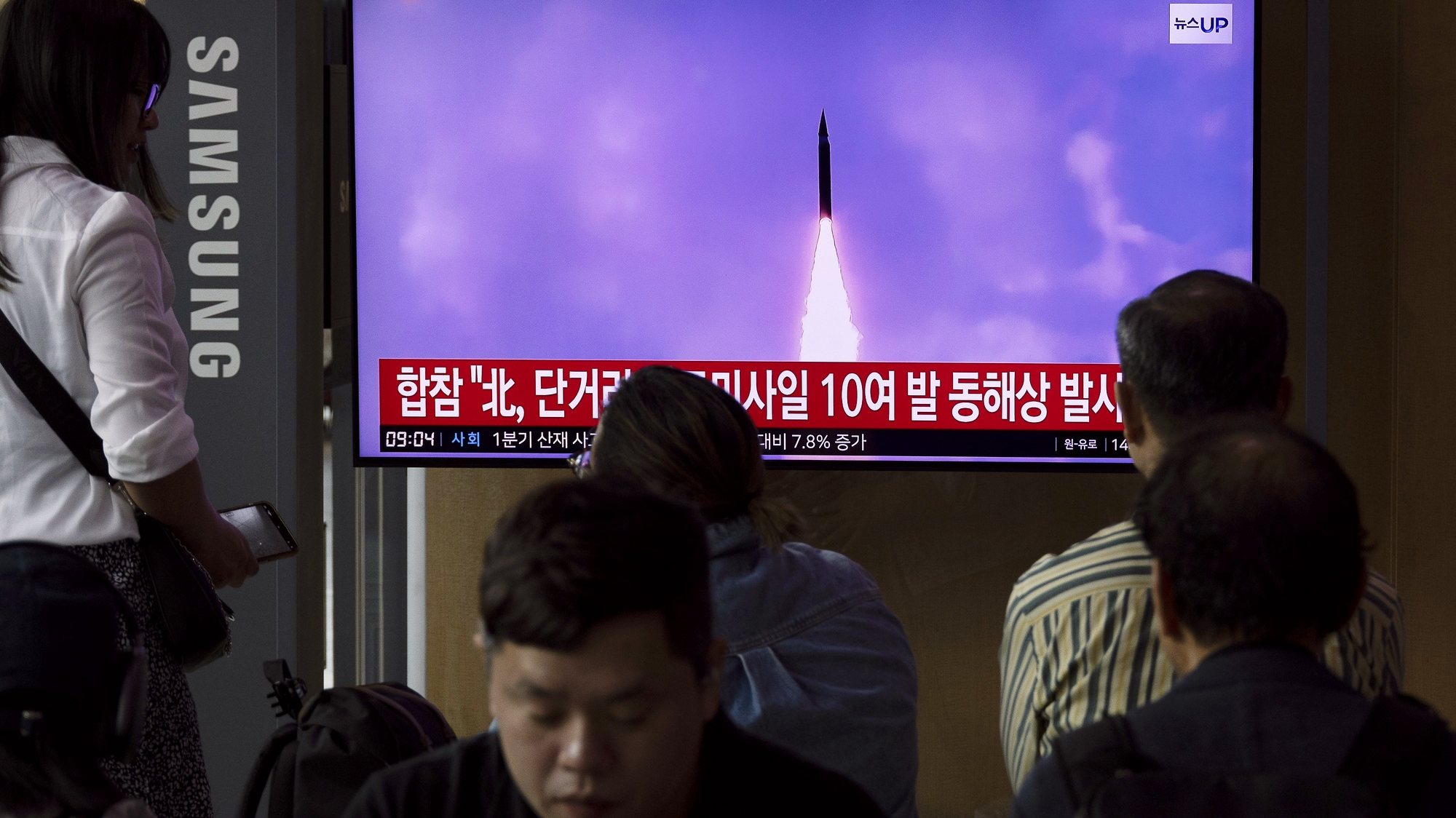 epaselect epa11378591 epa11378570 People watch a news segment on North Korea, at a station in Seoul, South Korea, 30 May 2024. According to South Korea&#039;s Joint Chiefs of Staff (JCS), North Korea launched several ballistic missiles into the East Sea on 30 May.  EPA/JEON HEON-KYUN  EPA-EFE/JEON HEON-KYUN ALTERNATE TONING AND CROP