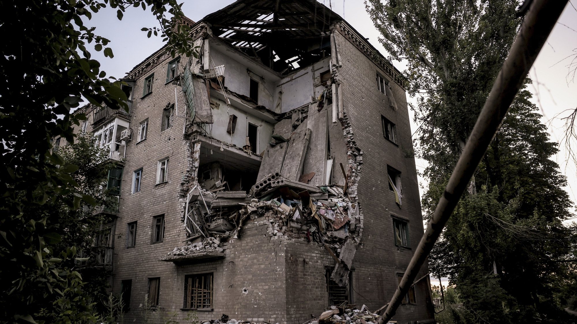 epa11436457 A handout photo made available by the Ukrainian Army shows a residential building damaged by shelling in the city of Chasiv Yar, Ukraine, 25 June 2024 amid the Russian invasion. Russian troops entered Ukrainian territory on 24 February 2022, starting a conflict that has provoked destruction and a humanitarian crisis.  EPA/UKRAINIAN ARMY / OLEG PETRASIUK  / HANDOUT  HANDOUT EDITORIAL USE ONLY/NO SALES HANDOUT EDITORIAL USE ONLY/NO SALES
