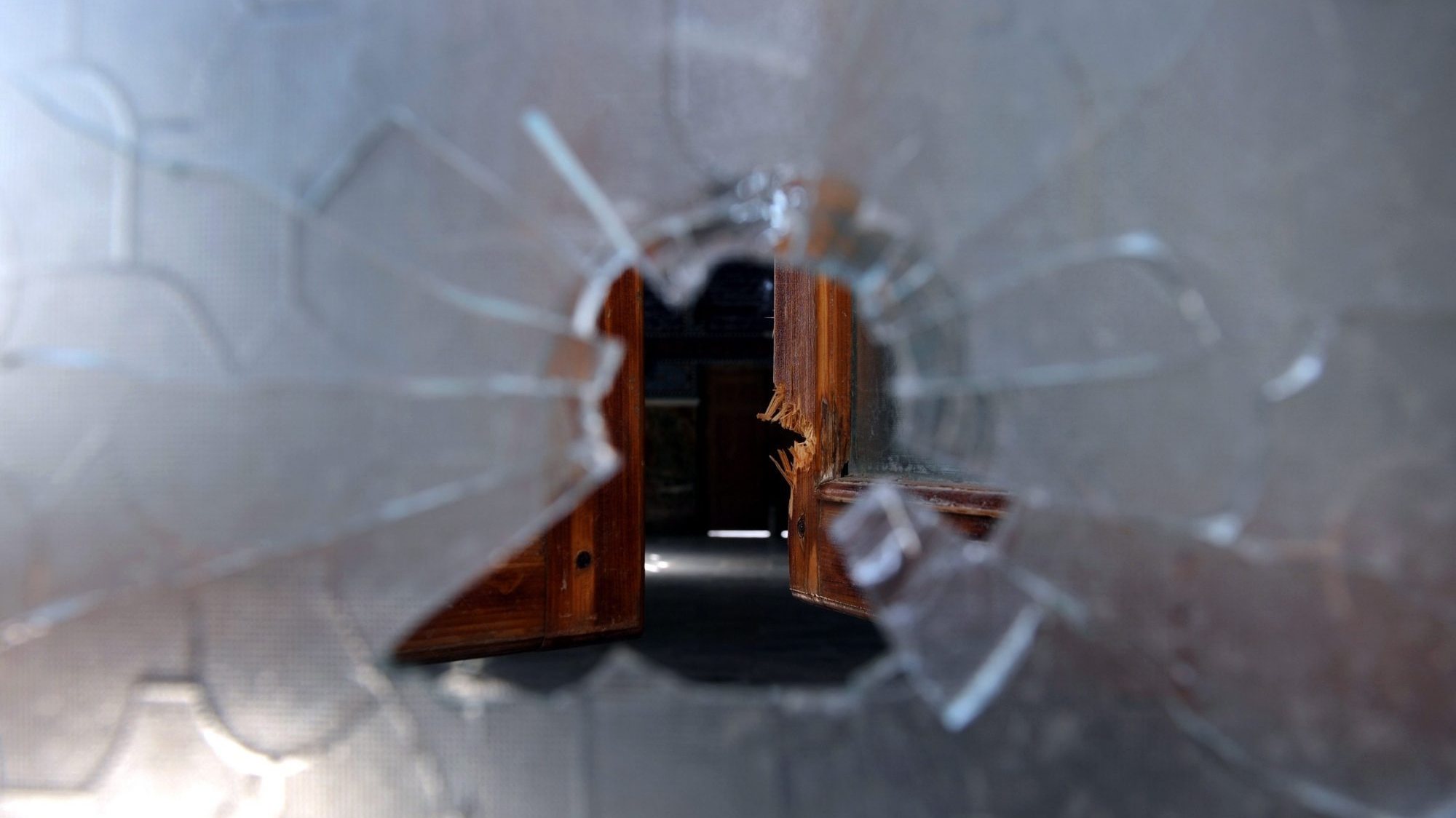Um tiro de bala estilhaça uma janela